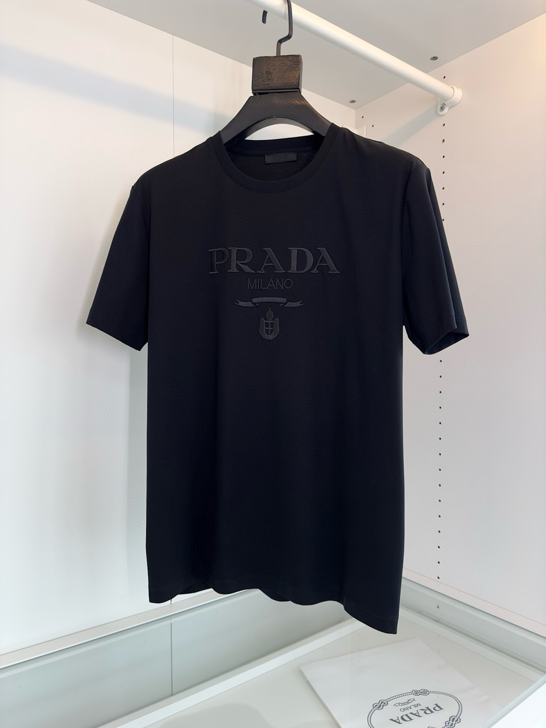 NO:778545,The highest version on the market, the girl will inspect the goods, trim the three marks on the threads, and ship the goods. You can post pictures and take videos. If you want quality or service, please add me on WeChat. We will not accept urgent orders. Pr**a spring and summer short sleeves, with a delicate texture like printing!  Use imported Behringer embroidery machine for embroidery. The master craftsman who has more than ten years of experience in pattern making is very delicate. Look at the details. The pattern is rich in color, three-dimensional and stylish, and the upper body is high-end and textured. The annual classic logo round neck short-sleeved T-shirt. The classic letter design is presented using embroidery technology. Fitted tailoring, the neckline slightly fits the neck, fashionable and trendy. The fabric is made of 120 liquid ammonia materials, which is skin-friendly and breathable, and the overall count is high.  The upper body is crisp and stylish, and the surface of the fabric has a warm luster. It is high-end and textured. It is suitable for wearing alone or as an inner layer in spring and summer. [Color] Black White Green [Size] M-319860909市面最高版本小妹验货、修剪线头上三标、发货可发图及拍视频,要品质要服务的加我微信,不接急单. 普*达Pr**a春夏短袖, 印花般的细腻质感！采用进口百灵达绣花机刺绣.十几年的老师傅 制版 一针一线非常精致 看细节 图案 色彩丰富 立体有型,上身高端而显质感 年年经典标志款圆领短袖T恤衫 经典的字母设计 采用刺绣的工艺来呈现 合体的剪裁,领口微微贴合颈部,时尚而潮流感,面料采用120支液氨料,亲肤透气,整体支数高, 上身挺括有型,面料的表面有温润的光泽感 高档而显质感 春夏不管单穿还是内搭非常适宜【颜色】黑色 白色 绿色【码数】M-3XL 试穿172-148穿L修身感,普拉达-服装,prada,T-shirt,tees，t-shirt,,Women's clothing