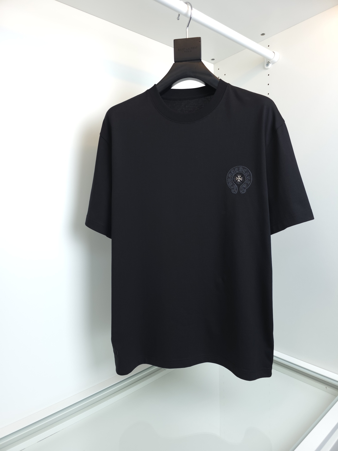 NO:778540,The highest version on the market, the girl will inspect the goods, trim the three marks on the threads, and ship the goods. You can post pictures and take videos. If you want quality or service, please add me on WeChat. We will not accept urgent orders. Crow Heart 2026 Limited Edition Couple Series Trendy Round Neck T-shirt!  Crow Heart perfectly fits the style of the Rolling Stones, and is designed with the collision of restrained fashion and music. The front panel has a simple LOGO design, the back panel is superimposed with Sanskrit 2025 limited edition graphics, high-definition printing design, and micro-wide fabric, highlighting fashion and taste!  It is a T-shirt that is very thoughtful in terms of fabric cutting and detail processing. The pattern adopts three-dimensional tailoring. The slightly wide version makes the upper body very detailed. The frayed design, tailoring and deconstructive design can be felt on the upper body. It is light and does not become loose after long-term wear. It highlights the sense of quality. [Color] Black White [Size] M-2XL. Try on 172-148 for L. Suitable for L, Kroxin-clothing, chrome hearts, tees, t-shirt,19860909市面最高版本小妹验货、修剪线头上三标、发货可发图及拍视频,要品质要服务的加我微信,不接急单. 克罗心2026限量版情侣系列潮款圆领T恤！克罗心完美适配滚石乐队的风格,以内敛的时尚与音乐的碰撞设计 前幅简单LOGO设计,后幅叠加梵文2025限量版图形,高清印刷设计,搭配微阔版型面料,凸显时尚和品味！从面料剪裁 细节的处理 相互融合很有想法的一款T恤 版型采用立体剪裁 微阔版型 让上身很有细节,磨破设计,剪裁和解构主义的设计,上身就能体会 轻盈的同时 久穿不松垮 凸显品质感 【颜色】黑色 白色【码数】M-2XL 试穿172-148穿L合适,克罗心-服装,chrome hearts,tees，t-shirt,,Women's clothing