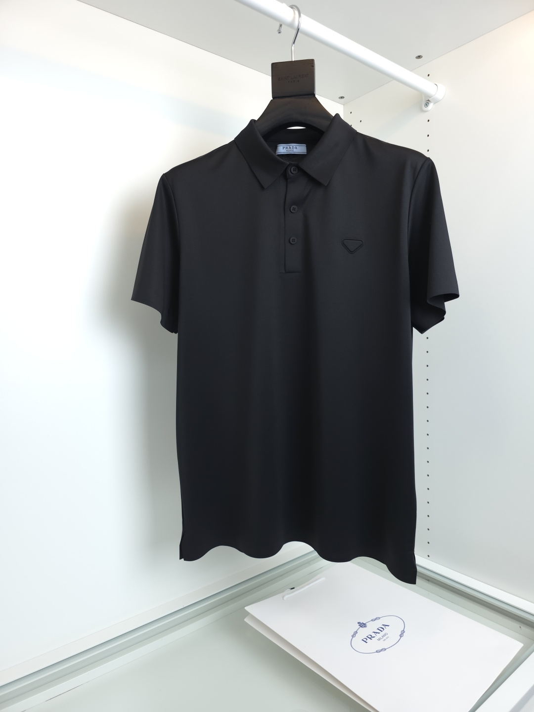 NO:778578,The highest version on the market, the girl inspects the goods, trims the three marks on the threads, and ships the goods. You can send pictures and videos. If you want quality and service, add me on WeChat. We will not accept urgent orders. PR*D2026 spring and summer silk and Tencel blended lapel T-shirt, laser cutting and taping process, classic style design every year, men's short-sleeved POLO shirt. Classic and versatile. A must-have style for the wardrobe. Three-button lapel style. Classic triangle logo pocket embellishment on the chest. Low-key and restrained.  Fitted tailoring and slits on both sides make the whole body more upright and stylish. Light business casual design allows you to easily control different occasions. The fabric is made of high-quality silk and Tencel blended cotton, and the surface has a warm luster. The upper body is high-end and at the same time comfortable, skin-friendly, breathable, and practical for daily commuting and leisure. Full product order [Color] Black Gray [Size] M-2XL, Prada-clothing, prada, T-shirt, tees, t-shirt, real silk,19860909市面最高版本小妹验货、修剪线头上三标、发货可发图及拍视频,要品质要服务的加我微信,不接急单. PR*D2026春夏真丝天丝混纺翻领T恤, 激光切割压胶收边工艺,年年经典的款型设计, 男士短袖POLO衫. 经典百搭.衣橱必备的款式 三粒扣翻领款式 胸口经典三角标口袋的点缀 低调 内敛 合体的剪裁 两侧开叉 让整体更加挺拔有型 轻商务休闲设计 让您轻松驾驭不同场合. 面料采用优质真丝天丝混纺棉材质,表面有着温润的光泽感 上身高档的同时 舒适,亲肤,透气好,平时通勤休闲都很实穿的一款 全品相订单 【颜色】黑色 灰色【尺码】M-2XL,普拉达-服装,prada,T-shirt,tees，t-shirt,real silk,,Women's clothing