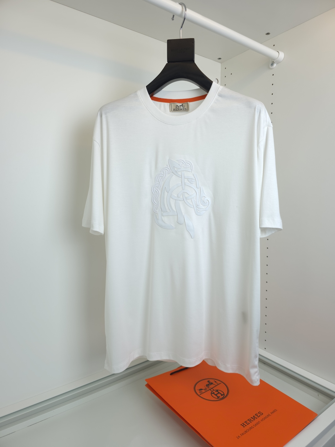 NO:778574,The highest version on the market, the girl will inspect the goods, trim the three marks on the threads, and ship the goods. You can send pictures and take videos. If you want quality or service, please add me on WeChat. We will not accept urgent orders. Herm*s Love Horse* 2026 spring and summer round neck, 80 count mercerized high-end T-shirt short-sleeved men and women, classic splicing illustration design pattern, high definition!  Thick plate three-dimensional!  The upper body of the liquid ammonia fabric is comfortable and smooth. The pure cotton combing and compact spinning process make the fabric smooth and compact, giving the overall fabric a high-end feel. Professionally provided by big brands, the quality is absolutely guaranteed. The overall high breathability and softness are more prominent, and the full cotton texture causes extreme comfort. This T-shirt is very suitable for hot summer, low-key yet fashionable, and has high washability. The workmanship of the entire piece of clothing perfectly reflects the brand's design concept and sophisticated production technology. [Color] Black  White [Size] M-3XL, Hermes-clothing, hermes, hermes, T-shirt, tees, t-shirt,19860909市面最高版本小妹验货、修剪线头上三标、发货可发图及拍视频,要品质要服务的加我微信,不接急单. Herm*s爱马*2026春夏圆领,80支丝光高端T恤短袖男女同款,经典拼接插画设计图案,清晰度高！厚板立体！液氨面料上身舒适爽滑,纯棉精梳加上紧密纺纱工艺又使面料光滑紧密得到整体面料的高级感,大牌专业提供,质量绝对保证.整体高透气和柔软性的质感更加凸显,饱满的棉质感引起极度舒适.这件T恤非常适合炎炎夏日,低调而不失时尚感,耐洗性能高.整件衣服的做工完美体现出品牌的设计理念和精良的制作工艺.【颜色】黑色 白色【尺码】M-3XL,爱马仕-服装,hermes,hermes,T-shirt,tees，t-shirt,,Women's clothing