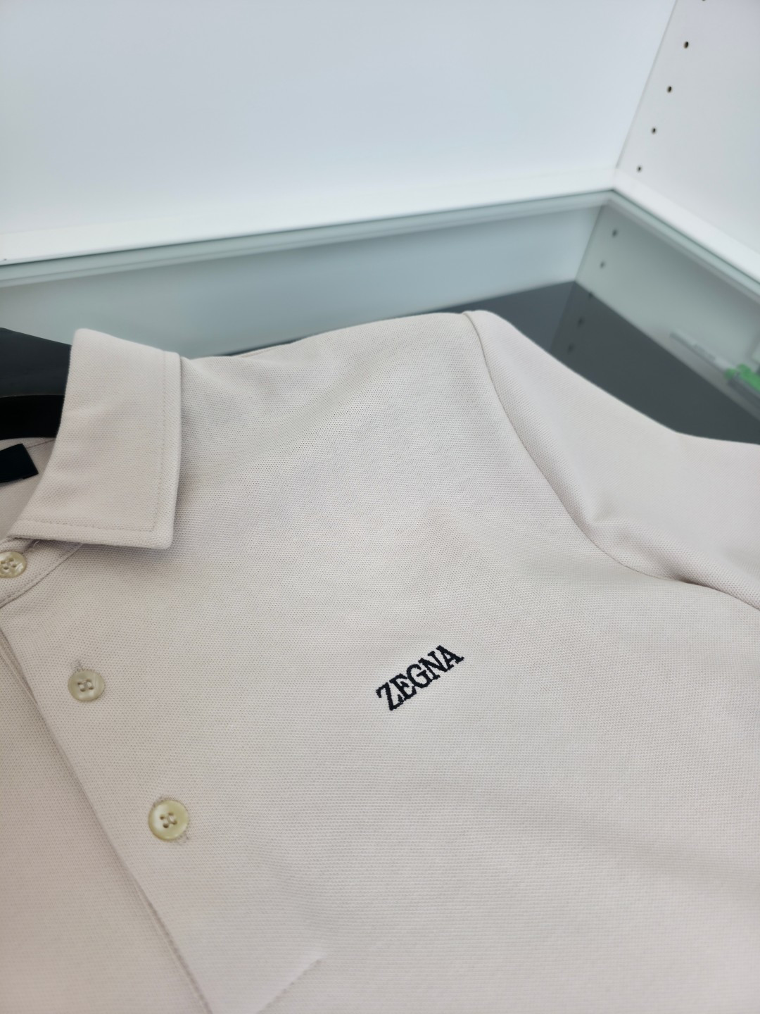 zEG*N 杰*亚 2026春夏新款商务休闲翻领短袖POLO衫 年年经典三粒扣 ，今年加入门襟皮条装饰，