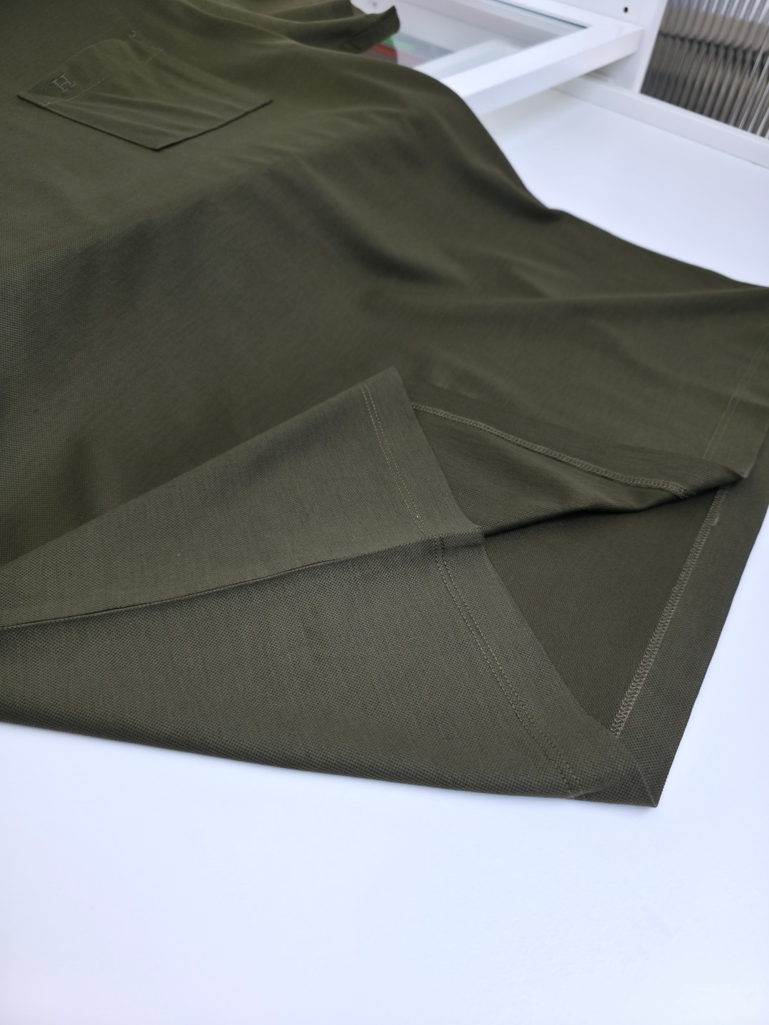 Herm*s爱马*春夏80支刺绣T恤短袖，拼接圆领时尚设计，胸口小H低调奢华，网纹棉面料上身舒适爽滑，纯