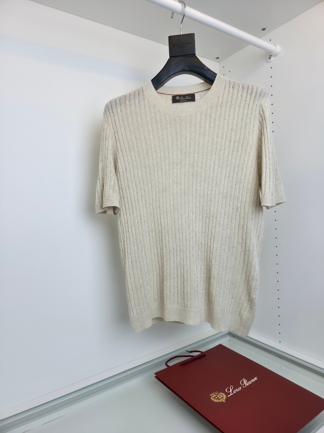 NO:781545,The highest version on the market, the girl will inspect the goods, trim the three marks on the threads, and ship the goods. You can send pictures and take videos. If you want quality or service, please add me on WeChat. We will not accept urgent orders. Loro  pian*2026 city series linen round neck T-shirt adopts a classic design concept, without complicated technology but using the most comfortable fabrics. Customer-supplied linen blended fabrics are low-key and luxurious, and the upper body is comfortable and breathable. Pure cotton combing and compact linen spinning technology make the fabric smooth and compact, giving the overall fabric a high-end feel. Specialized by big brands  Provided by the industry, the quality is absolutely guaranteed. The overall high breathability and softness are more prominent, and the full cotton texture causes extreme comfort. This T-shirt is very suitable for hot summers, low-key yet fashionable, and has high washability. The workmanship of the entire piece of clothing perfectly reflects the brand's design concept and sophisticated production technology. [Color] Gray  Khaki [Size] M-3XL, men's clothing, loro piana, tees, t-shirt,19860909市面最高版本小妹验货、修剪线头上三标、发货可发图及拍视频,要品质要服务的加我微信,不接急单. Loro pian*2026城市系列亚麻圆领T恤,采用经典设计理念,没有复杂的工艺却用最舒适的面料,客供亚麻混纺面料,低调奢华,上身舒适透气,纯棉精梳加上紧密亚麻纺纱工艺又使面料光滑紧密得到整体面料的高级感,大牌专业提供,质量绝对保证.整体高透气和柔软性的质感更加凸显,饱满的棉质感引起极度舒适.这件T恤非常适合炎炎夏日,低调而不失时尚感,耐洗性能高.整件衣服的做工完美体现出品牌的设计理念和精良的制作工艺.【颜色】灰色 卡其【尺码】M-3XL,男装,loro piana,tees，t-shirt,,Women's clothing