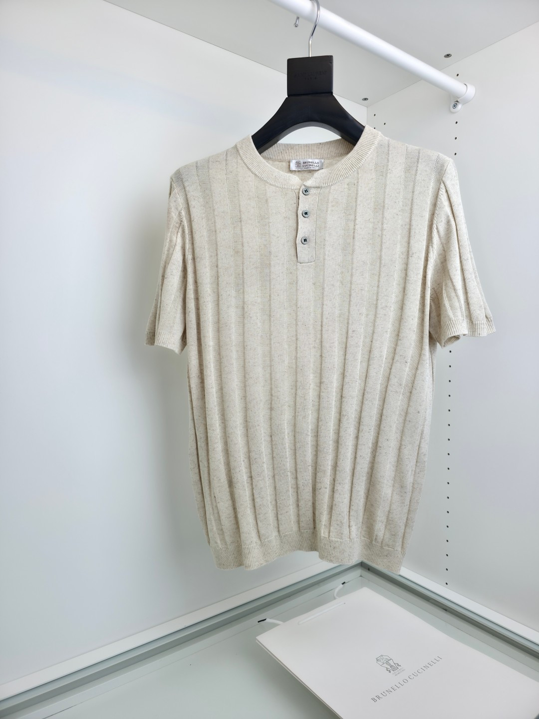 NO:781531,The highest version on the market, the girl inspects the goods, trims the three marks on the threads, and delivers the goods. You can post pictures and take videos. If you want quality and service, add me on WeChat. We will not accept urgent orders. Bru**llo Cuci**lli 2026 spring and summer new linen sweater, recommended by yuppie gentlemen (knitted fabric) Henry collar men's short-sleeved T-shirt. There is no accumulation of LOGO. The theme design is presented with a special vertical knitting process. It seems simple.  But it can give people an expensive texture at first glance (a hundred years of Henley collar history). The Royal Derby Weekly was born in Henry Town, England in 1839. At that time, the henley collar upper body could be elegant and gentlemanly, and could match the majestic tough guy feeling. It is highly praised every year. It is also one of the must-make styles of a major first-line brand. The seemingly simple design tests the combination of craftsmanship and fabric. The collar type is a test of the master's skills. The width and elasticity of the neckline are very particular, and the edges are tightly woven and smooth.  The exquisite upper body in every detail is youthful and not rigid. It is casual, layered and elegant. Italian fit tailoring. The button accessories are made of thickened natural shell buttons. The post-processing process makes every detail exquisite. The fabric is exquisite (knitted base). The fabric is linen yarn. The fiber is long. The yarn is made of linen yarn. The fiber is long. The yarn is strong and not easy to break. The dyeing effect is bright and not easy to get old. The liquid ammonia process inside and outside makes the wear more comfortable and silky. The vertical grain unique weave.  Highlight the details and texture, woven like a craft sweater!  Using circular knitting equipment, the overall weaving takes a long time, the process requirements are high, time-consuming and labor-intensive, the advantages are high quality, the upper body is high-end and stylish, good stretchability, moisture-absorbing and breathable [Color] Gray Khaki [Number of yards] M-319860909市面最高版本小妹验货、修剪线头上三标、发货可发图及拍视频,要品质要服务的加我微信,不接急单. Bru**llo Cuci**lli 2026春夏新款亚麻针织衫, 雅痞绅士推荐（针织起脚面料）亨利领男士短袖T恤衫 没有LOGO的堆砌 以特别的竖纹针织工艺来呈现主题设计 看似简约 却能给人一眼贵的质感（百年亨利领历史）1839年 英国 亨利镇 皇家赛周会诞生 当时比赛服饰就是亨利领上身又能儒雅绅士 又能搭配大气硬汉感 年年备受推崇 也是个大一线品牌 必做的款式之一 看似简约的设计 越考验工艺与面料的结合,领型很考验师傅的功底 领口的宽窄松紧都很有讲究 边缘紧密织造流畅 细微之处的精美上身年轻不刻板 随性有层次儒雅造型 意式合体剪裁 纽扣辅料采用加厚的天然贝壳扣 后工艺的处理 让每一颗 看细节每一颗都很精致 面料考究（针织起脚）面料 亚麻纱线 纤维长 制成纱线 结实不易断裂 染色效果 光泽亮丽 不易泛旧 内外液氨工艺处理,让穿着更加的舒适的丝滑感 竖纹别致的织法 凸显细节质感 工艺类式毛衣一样织造！采用大圆机设备 整体织造时间久,工艺要求高,耗时耗力,优点品质感高 上身高档而有型 伸缩性好 吸湿 透气 【颜色】灰色 卡其【码数】M-3XL 试穿172-148穿L码合身,男装,sweaters,T-shirt,tees，t-shirt,,Women's clothing