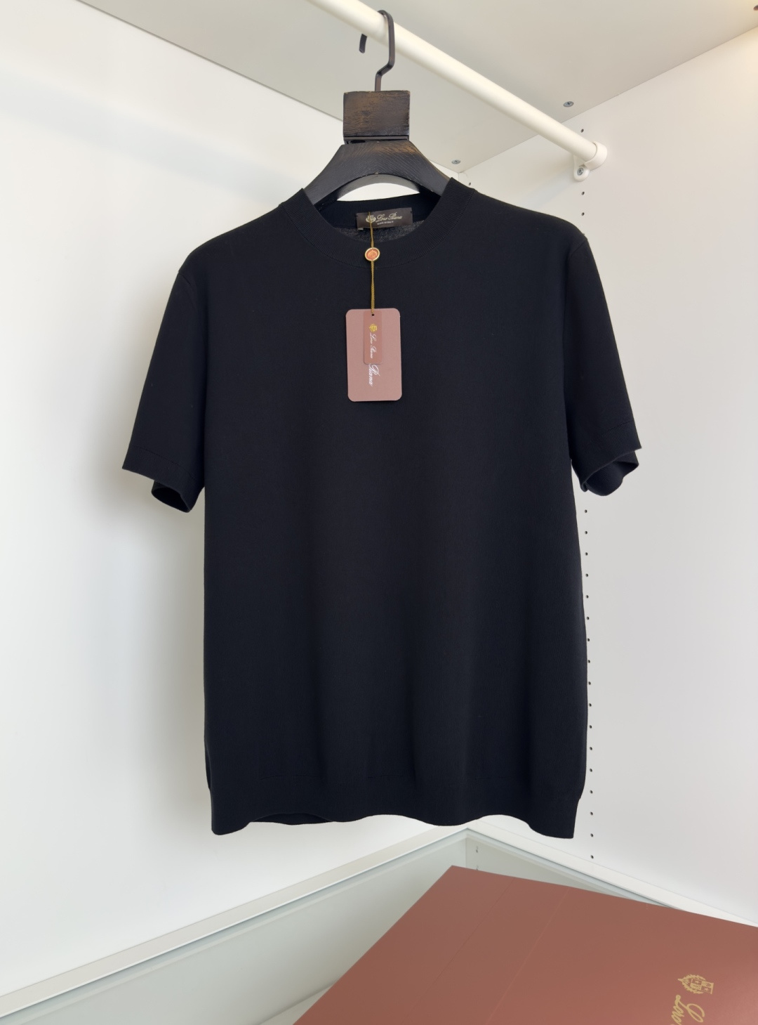 NO:781485,The highest version on the market, the girl will inspect the goods, trim the three marks on the threads, and ship the goods. If you want quality and service, please add me on WeChat. We will not accept urgent orders. Lo*ro Pi*nanuo u Pia Ya lce Wish men's mulberry silk knitted round neck top. Quality control recommendation. Classic and versatile. Not picky. Popular every year. The seemingly simple design tests the combination of craftsmanship and fabric. Flat knitting (that is, the way sweaters are made) uses the process of four flat stitches.  Different weaving methods on the front and back are used to make the structure tighter and the surface is smooth. The finished product is breathable, does not stick to flesh, does not press the body, is anti-wrinkle and easy to care for. The fabric is made of 120S ultra-fine count mulberry silk blended fabric (the higher the count, the finer, the higher the quality of the finished product). The upper body has a silky feel like silk. It is tailored in an Italian style. The upper body of the clothes fits well and the lower body is slightly loose. It has a good sense of tolerance for the body shape and at the same time, it looks slim and crisp, forming three-dimensional lines.  Full product photo order [Color] black gray blue navy blue white [size] M-3XL, try on 172-148, L size is suitable, men's clothing, sweaters, real silk,19860909市面最高版本小妹验货、修剪线头上三标、发货可发图及拍视频,要品质要服务的加我微信,不接急单. Lo*ro Pi*na诺 u翩雅 lce Wish 男士桑蚕丝针织圆领上衣 品质控推荐 经典百搭 不挑人 年年爆款 看似简约的设计 越考验工艺与面料的结合,横机针织（也就是毛衣的做法）采用四平针的工艺 运用正反面不同织法 让结构变得更紧密 表面平滑 成品 透气 不沾肉 不压身 抗皱易打理的特点 面料这款采用120S极细支数桑蚕丝混纺面料（支数越高 越细 成品品质越高）上身如真丝般的丝滑感 意式得剪裁 衣服上身合体 下身略微宽松 对身型有着好的包容感的同时 显瘦挺括 形成立体的线条 全品相订单【颜色】黑色 灰蓝 藏青 白色【码数】M-3XL 试穿172-148穿L码合适,男装,sweaters,real silk,,Women's clothing