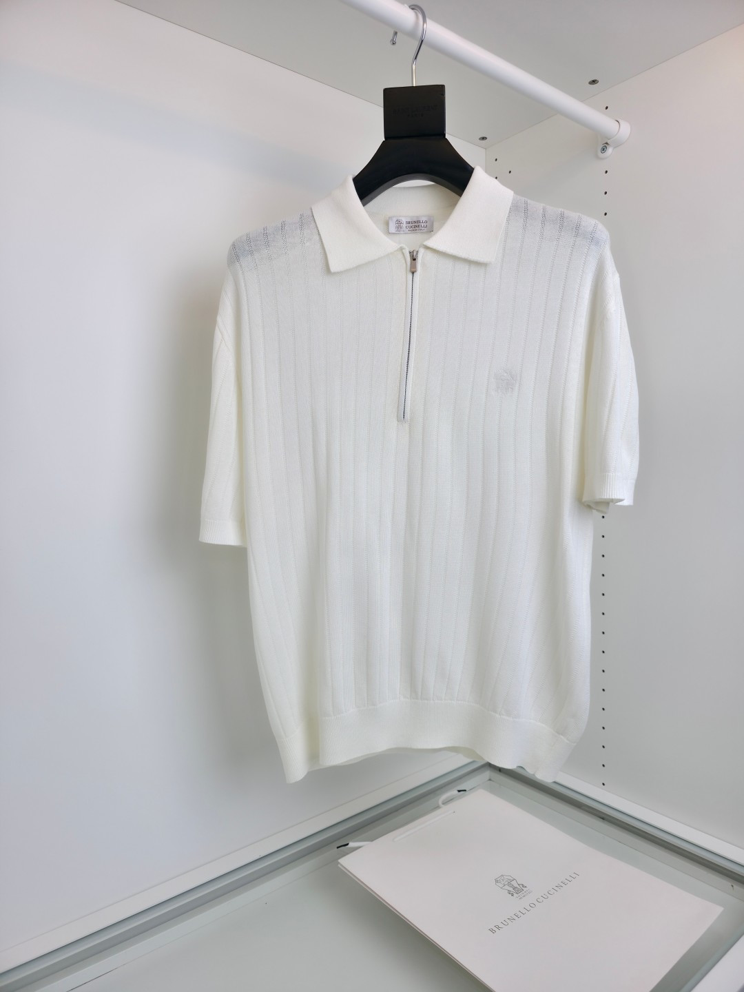 NO:784932,The highest version on the market, the girl will inspect the goods, trim the three marks on the threads, and ship the goods. You can post pictures and take videos. If you want quality or service, please add me on WeChat. We will not accept urgent orders. A must-have item for quality control is the Brunello Cucinelli classic linen Polo shirt!  Shanghai original factory order!  Commuting and business casual series Polo shirts are made of imported linen blended materials. They are very tall and elegant. The texture is dense, soft and waxy, delicate and skin-friendly. It is comfortable to wear and provides an excellent wearing experience. The classic lapels and zipper trim on the collar are exquisite and elegant!  The style of the clothes is low-key, simple and elegant!  But the quality, appearance, and details are perfect, so it is definitely a product that cannot be missed if you have quality control!  [Color] Navy blue white [Size] M-3XL, men's clothing, brunello cucinelli,19860909市面最高版本小妹验货、修剪线头上三标、发货可发图及拍视频,要品质要服务的加我微信,不接急单. 品质控必入单品,Brunello Cucinelli经典款亚麻Polo衫！上海原代工厂订单！通勤、商务休闲系列Polo衫,进口亚麻混纺材质,非常的高大上,质地密软糯、细腻、亲肤.贴身穿着舒适、赋予极佳的穿着体验.经典翻领、领口拉链镶边、以精致而优雅！衣服的款式低调、简洁大气！但品质、品相、细节完美,绝对是对品质控不容错过的单品！【颜色】藏青 白色【尺码】Ｍ-3XL,男装,brunello cucinelli,,Women's clothing