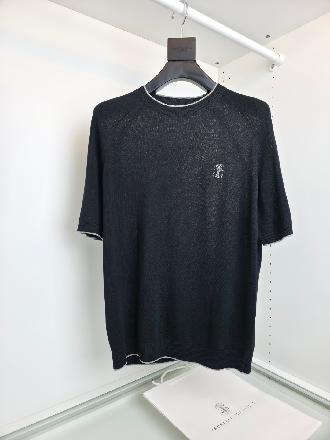 NO:784938,The highest version on the market, the girl will inspect the goods, trim the three marks on the threads, and ship the goods. If you want quality and service, please add me on WeChat. We will not accept urgent orders. BRUNCEL＊CUNCIL* 2026 spring and summer, linen sweater, classic LOGO embroidered raglan sleeves and round neck sweater, classic color combination, logo embellishment embroidery, white woven strips on the collar and sleeve edges, simple but full of details. Slightly wide cut, just the right size for business and leisure.  The upper body is fashionable and textured, and the quality is single, meeting the simple needs of commuters for dressing. The upper body effect is very good, slimming, and not picky about the figure. The fabric is made of linen blended fabrics, the upper body is comfortable and smooth, and the fabric workmanship is impeccable. Only good workmanship and good fabrics can make you wear good taste. [Color] Khaki Black [Size Number] M-3XL, try on 172-148, L size is suitable, men's clothing, brunello cucinelli,19860909市面最高版本小妹验货、修剪线头上三标、发货可发图及拍视频,要品质要服务的加我微信,不接急单. BRUNCEL＊CUNCIL* 2026春夏,亚麻针织衫,经典LOGO刺绣插肩袖圆领针织衫, 经典色系搭配,标志点缀刺绣,领口及袖边白色织条搭配, 简洁但很有细节亮点 微阔剪裁,商务休闲尺度刚刚好 上身时尚而有质感 品质单,满足通勤人们对于着装的简约需求,上身效果很 好, 显瘦,不挑剔 身材.面料采用亚麻混纺面料,上身舒适顺滑,面料做工.... 无可 挑剔, 好工艺好面料才能穿出好品味一款【颜色】卡其色 黑色【码数】M-3XL 试穿172-148穿L码合适,男装,brunello cucinelli,,Women's clothing
