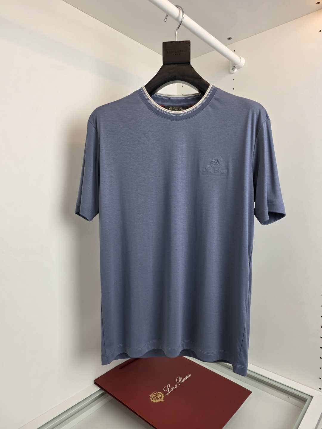 NO:784943,The highest version on the market, the girl will inspect the goods, trim the three marks on the threads, and deliver the goods. You can post pictures and take videos. If you want quality or service, please add me on WeChat. We will not accept urgent orders. Loropian*2026  The Gentel series of round-neck T-shirts adopts a classic design concept. The collar is of different colors and the high-needle embroidery process on the chest is low-key and luxurious. The 80-count mercerized T-shirt has short sleeves. The upper body of the liquid ammonia fabric is comfortable and smooth. Pure cotton combing and compact spinning technology make the fabric smooth and tight, giving the overall fabric a high-end feel. Big-name professional products  Supply, quality is absolutely guaranteed. The overall high breathability and softness are more prominent, and the full cotton texture causes extreme comfort. This T-shirt is very suitable for hot summers, low-key yet fashionable, and has high washability. The workmanship of the entire piece of clothing perfectly reflects the brand's design concept and sophisticated production technology. [Color] Navy Blue  White blue gray [size] M-3XL, men's clothing, loro piana, T-shirt, tees, t-shirt,19860909市面最高版本小妹验货、修剪线头上三标、发货可发图及拍视频,要品质要服务的加我微信,不接急单. Loropian*2026 Gentel系列圆领T恤,采用经典设计理念,领口错色织条搭配胸口高针刺绣工艺低调奢华,80支丝光T恤短袖,液氨面料上身舒适爽滑,纯棉精梳加上紧密纺纱工艺又使面料光滑紧密得到整体面料的高级感,大牌专业提供,质量绝对保证.整体高透气和柔软性的质感更加凸显,饱满的棉质感引起极度舒适.这件T恤非常适合炎炎夏日,低调而不失时尚感,耐洗性能高.整件衣服的做工完美体现出品牌的设计理念和精良的制作工艺.【颜色】藏青 白色 蓝灰【尺码】M-3XL,男装,loro piana,T-shirt,tees，t-shirt,,Women's clothing