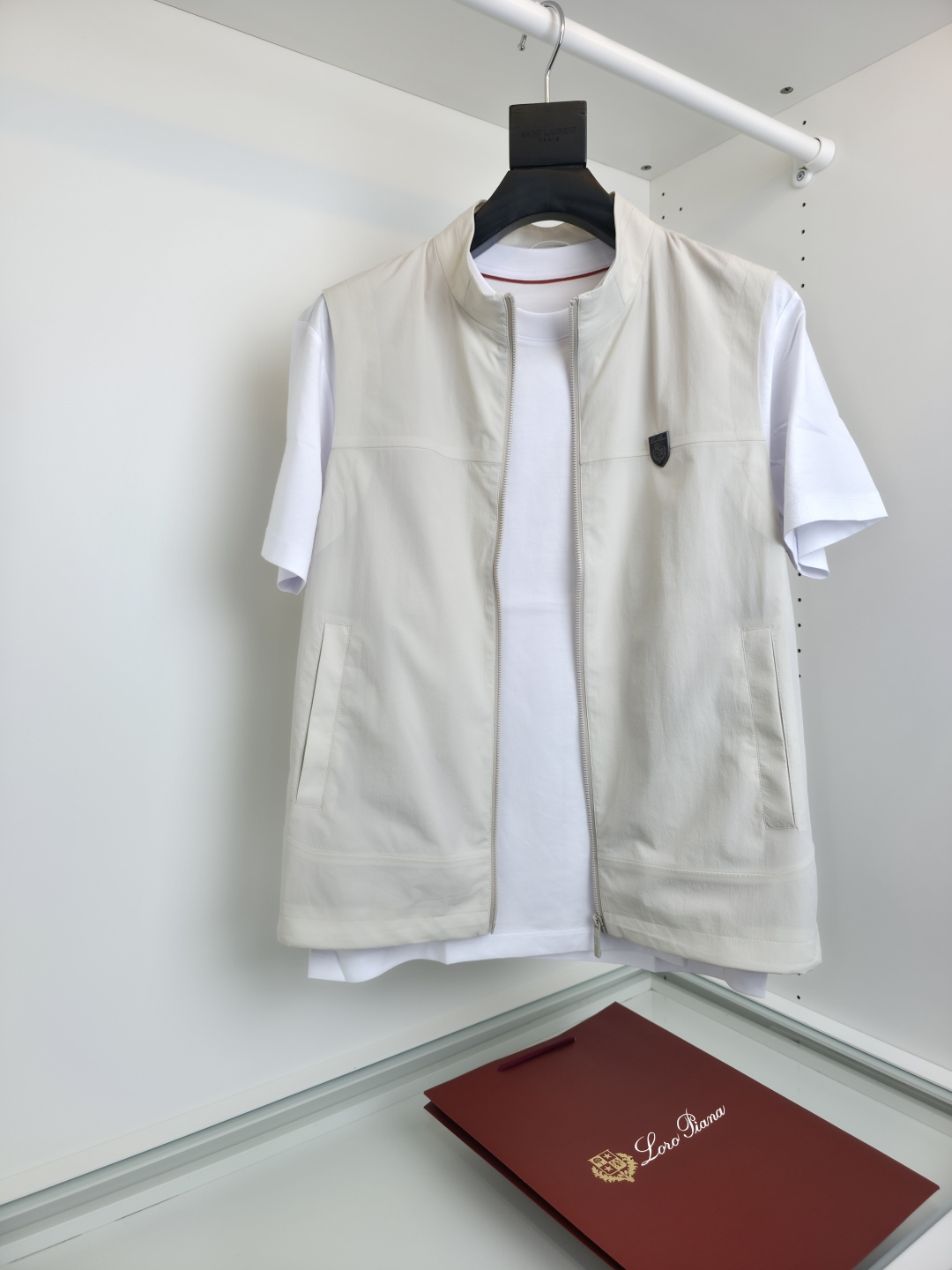 NO:784955,The highest version on the market, the girl inspects the goods, trims the three marks on the threads, and delivers the goods. You can send pictures and videos. If you want quality and service, please add me on WeChat. We will not accept urgent orders. LOR* PIAN*2026 Spring and Summer Full Product GOLF Series Order Men's stand-up collar casual vest jacket, classic and practical. Featured GOLF series metal badge. Gentleman's clean face. Commuting. Classic stand-up collar. Pockets on both sides. Fitted tailoring. Classic, versatile, business, casual, trousers.  It can be easily matched with casual pants. The fabric is made of blended material. The front is made of fiber nylon material. It is skin-friendly, comfortable and stiff, and has a certain anti-fouling and anti-drip function. The hardware and accessories are all in good condition. [Color] Navy blue beige [Number of yards] 48-56. Try on 172-148 to wear L, suitable for men's clothing, jackets & coats,19860909市面最高版本小妹验货、修剪线头上三标、发货可发图及拍视频,要品质要服务的加我微信,不接急单. LOR* PIAN*2026春夏全品相GOLF系列订单 男士立领休闲马甲外套 经典实穿 特色GOLF系列金属徽章 绅士净面 通勤 经典立领款 两侧插袋 合体的剪裁 经典 百搭 商务 休闲 穿西裤 休闲裤都能轻松搭配的一款 面料采用 混纺材质 正面采用纤维锦纶材质 亲肤 舒适 挺括的同时 又有一定的抗污防滴水功能,五金辅料全品相【颜色】藏青 米色【码数】48-56 试穿172-148穿L合适,男装,jackets & coats,,Women's clothing