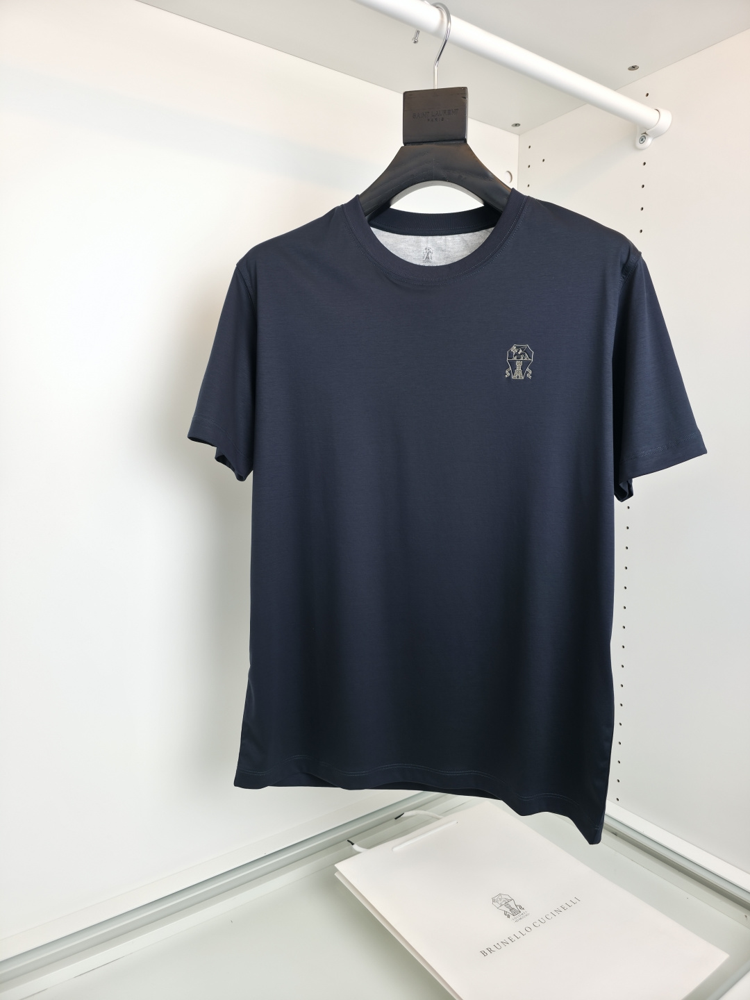 NO:817250,The highest version on the market, the girl will inspect the goods, trim the three marks on the threads, and ship the goods. You can send pictures and take videos. If you want quality or service, please add me on WeChat. We will not accept urgent orders.  BRUNCE*CUNCILL*2026 capsule series round neck T-shirt, using the latest outdoor design concept, the logo process is complex and low-key luxury, 80-count mercerized T-shirt short sleeves, liquid ammonia fabric upper body is comfortable and smooth, pure cotton combing and compact spinning process make the fabric smooth and tight, giving the overall fabric a high-end feel.  The brand is professionally provided, and the quality is absolutely guaranteed. The overall high breathability and softness are more prominent, and the full cotton texture causes extreme comfort. This T-shirt is very suitable for hot summers, low-key yet fashionable, and has high washability. The workmanship of the entire piece of clothing perfectly reflects the brand's design concept and sophisticated production technology. [Color] Brown-red  White Green Navy [Size] M-3XL, men's clothing, brunello cucinelli, T-shirt, tees, t-shirt,19860909市面最高版本小妹验货、修剪线头上三标、发货可发图及拍视频,要品质要服务的加我微信,不接急单. BRUNCE*CUNCILL*2026胶囊系列圆领T恤,采用最新户外设计理念,logo工艺复杂低调奢华,80支丝光T恤短袖,液氨面料上身舒适爽滑,纯棉精梳加上紧密纺纱工艺又使面料光滑紧密得到整体面料的高级感,大牌专业提供,质量绝对保证.整体高透气和柔软性的质感更加凸显,饱满的棉质感引起极度舒适.这件T恤非常适合炎炎夏日,低调而不失时尚感,耐洗性能高.整件衣服的做工完美体现出品牌的设计理念和精良的制作工艺.【颜色】棕红 白色 绿色 藏青【尺码】M-3XL,男装,brunello cucinelli,T-shirt,tees，t-shirt,,Women's clothing