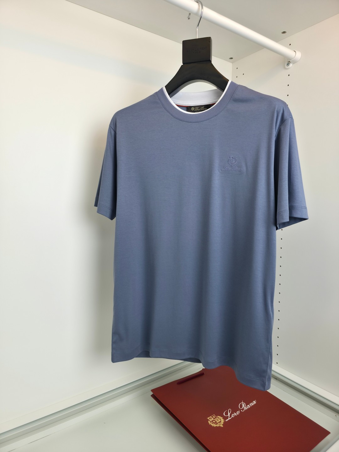 NO:817253,The highest version on the market, the girl will inspect the goods, trim the three marks on the threads, and ship the goods. You can post pictures and take videos. If you want quality or service, please add me on WeChat. We will not accept urgent orders. Loro pian*2026 round neck T-shirt adopts the classic double collar design concept, with logo embroidery on the chest. The craftsmanship is complex, low-key and luxurious. 80-count mercerized T-shirt short sleeves, thick plate and three-dimensional!  The upper body of the liquid ammonia fabric is comfortable and smooth. The pure cotton combing and compact spinning process make the fabric smooth and compact, giving the overall fabric a high-end feel. Professionally provided by big brands, the quality is absolutely guaranteed. The overall high breathability and softness are more prominent, and the full cotton texture causes extreme comfort. This T-shirt is very suitable for hot summers, low-key yet fashionable, and has high washability. The workmanship of the entire piece of clothing perfectly reflects the brand's design concept and sophisticated production technology. [Color] Blue, maroon, and white.  Black [size] M-3XL, men's clothing, loro piana, T-shirt, tees, t-shirt,19860909市面最高版本小妹验货、修剪线头上三标、发货可发图及拍视频,要品质要服务的加我微信,不接急单. Loro pian*2026圆领T恤,采用经典双领设计理念,搭配胸口logo刺绣,工艺复杂低调奢华,80支丝光T恤短袖,厚板立体！液氨面料上身舒适爽滑,纯棉精梳加上紧密纺纱工艺又使面料光滑紧密得到整体面料的高级感,大牌专业提供,质量绝对保证.整体高透气和柔软性的质感更加凸显,饱满的棉质感引起极度舒适.这件T恤非常适合炎炎夏日,低调而不失时尚感,耐洗性能高.整件衣服的做工完美体现出品牌的设计理念和精良的制作工艺.【颜色】蓝色 枣红 白色 黑色【尺码】M-3XL,男装,loro piana,T-shirt,tees，t-shirt,,Women's clothing