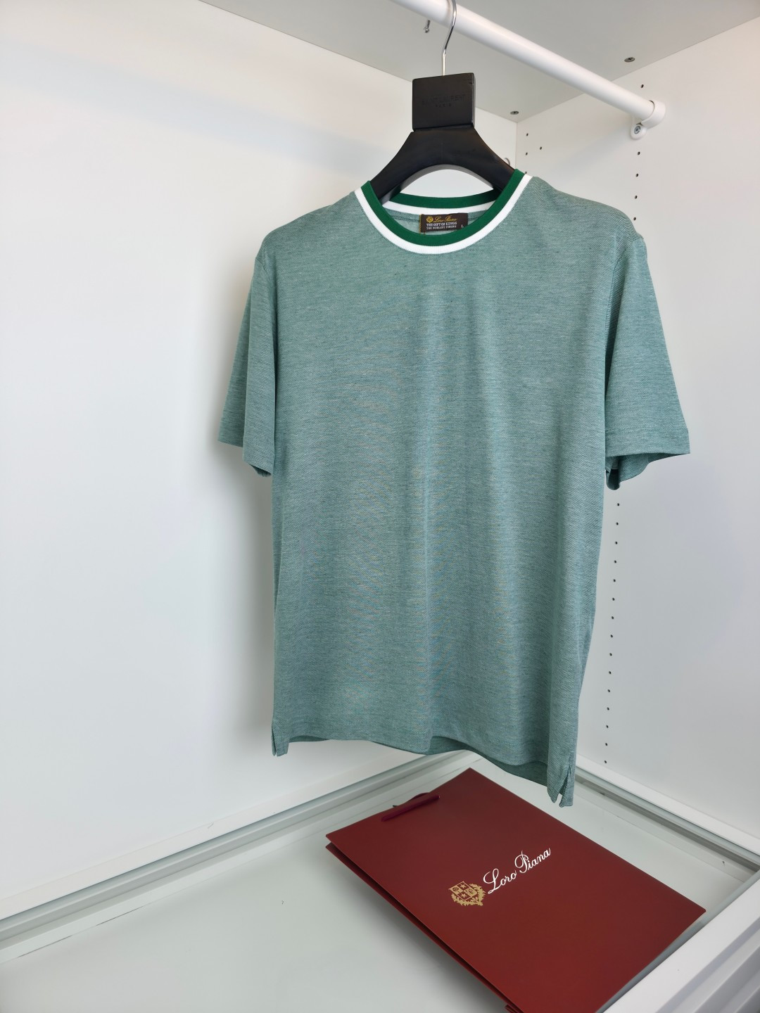 NO:817255,The highest version on the market, the girl inspects the goods, trims the three marks on the threads, and delivers the goods. You can send pictures and videos. If you want quality and service, add me on WeChat. We will not accept urgent orders. Lo*ro Pi*na Nuo u Pianya 2026 Summer Sciabecco men's round neck short-sleeved T-shirt. Classic style. Stacked design without LOGO. Ribbed collar, embellished with contrasting trim, adding a unique finishing touch. The upper body is very bright, Italian-style tailoring, and the chest fits well.  The lower body of the clothes is slightly loose and very friendly to the body shape. It is crisp and stylish to wear. The fabric is made of cotton blended material. It is comfortable, breathable and has a good stiff feeling at the same time. [Color] Gray Blue Green [Size] M-2XL. Try on 172-148 to wear L size, men's clothing, T-shirt, tees, t-shirt,19860909市面最高版本小妹验货、修剪线头上三标、发货可发图及拍视频,要品质要服务的加我微信,不接急单. Lo*ro Pi*na诺 u翩雅 2026夏季 Sciabecco 男士圆领短袖T恤 经典款式 无LOGO的堆砌设计 以罗纹衣领,点缀撞色饰边,增添别致的点睛之笔.上身很有亮点 意式得剪裁 胸口合体 衣下身略微宽松感 对身型很友好 穿着挺括有型 面料采用棉混纺的材质 舒适 透气的同时又有很好的挺括感【颜色】灰色 蓝色 绿色【尺码】 M-2XL 试穿172-148穿L码合适,男装,T-shirt,tees，t-shirt,,Women's clothing