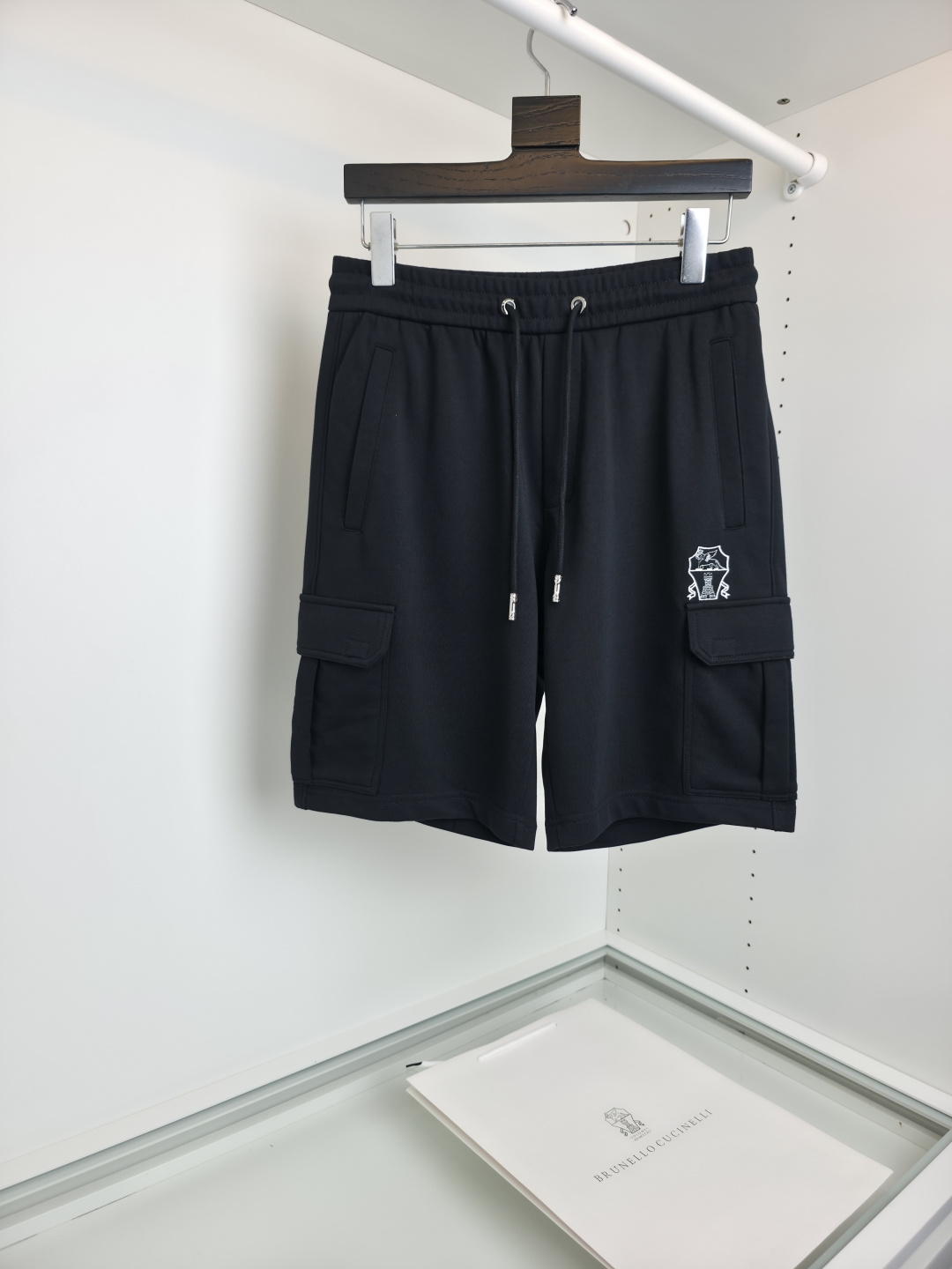 NO:817264,The highest version on the market, the girl will inspect the goods, trim the three marks on the threads, and deliver the goods. You can post pictures and take videos. If you want quality and service, please add me on WeChat. We will not accept urgent orders. Bru**llo Cuci**lli work trousers. Recommended by old money and new money. 2026 summer casual trousers, a classic hit that meets the requirements for casual fashion!  Elastic waist, pockets and trouser legs on both sides embroidered with logos and letters, hardware and accessories are all in good condition, customer supplied cotton fabric, comfortable to the touch, breathable and cool, stylish upper body, all in good condition as ordered!  [Color] Gray Black [Size] M-3XL, Men's,19860909市面最高版本小妹验货、修剪线头上三标、发货可发图及拍视频,要品质要服务的加我微信,不接急单. Bru**llo Cuci**lli 工装中裤 老钱新贵们推荐 2026夏季休闲中裤 经典爆款 满足对休闲时尚的要求！ 松紧腰 两侧口袋裤脚标志字母刺绣点缀 五金辅料全品相,客供棉织面料,手感舒适 透气清凉,上身有型,全品相订单品！【颜色】灰色 黑色【码数】M-3XL,男装,,Women's clothing