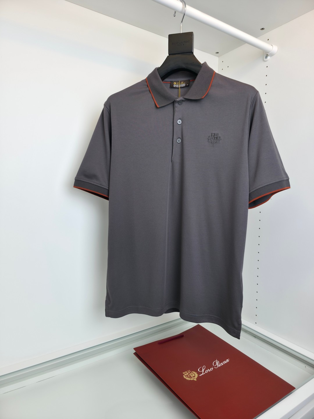 NO:817267,The highest version on the market, the girl will inspect the goods, trim the three marks on the threads, and ship the goods. You can send pictures and videos. If you want quality and service, please add me on WeChat. We will not accept urgent orders. Lor* Pian* 2026 Spring and Summer Annual Classic Business casual men's short-sleeved POLO shirt. Classic and versatile. A must-have style for the wardrobe. Single-button lapel style. Lapel stripes in contrasting colors. Business commuting makes the whole body more upright and stylish. Light business casual design allows you to easily control different occasions.  Fitted version, the fabric is made of long-staple cotton, and the surface has a warm luster. The upper body is comfortable, skin-friendly, and breathable. The whole product looks like the order. [Color] Navy black white gray [Size] M-2XL, try on 172-148, suitable for L, men's clothing, T-shirt,19860909市面最高版本小妹验货、修剪线头上三标、发货可发图及拍视频,要品质要服务的加我微信,不接急单. Lor* Pian* 2026春夏 年年经典 商务休闲男士短袖POLO衫. 经典百搭.衣橱必备的款式 单粒扣翻领款式 翻领条纹撞色 商务通勤 让整体更加挺拔有型 轻商务休闲设计 让您轻松驾驭不同场合. 合体的版型,面料采用全长绒棉材质,表面有着温润的光泽感 上身 舒适,亲肤,透气好,全品相订单 【颜色】 藏青黑 白色 灰色【码数】 M-2XL 试穿172-148穿L合适,男装,T-shirt,,Women's clothing