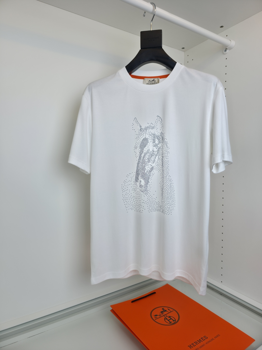 NO:817302,The highest version on the market, the girl inspects the goods, trims the three marks on the threads, and delivers the goods. You can send pictures and take videos. If you want quality and service, please add me on WeChat. We will not accept urgent orders. Herm*s Love Horse* 2026 Spring and Summer Round Neck, 80 Count, Mercerized High-End Diamond-encrusted T-shirt Short Sleeve, Unisex Style, Luxurious Diamond-encrusted Running Horse Pattern, High Definition!  Thick plate three-dimensional!  The upper body of the liquid ammonia fabric is comfortable and smooth. The pure cotton combing and compact spinning process make the fabric smooth and compact, giving the overall fabric a high-end feel. Professionally provided by big brands, the quality is absolutely guaranteed. The overall high breathability and softness are more prominent, and the full cotton texture causes extreme comfort. This T-shirt is very suitable for hot summers, low-key yet fashionable, and has high washability. The workmanship of the entire piece of clothing perfectly reflects the brand's design concept and sophisticated production technology. [Color] Black Beige  White [Size] M-3XL, Hermes-clothing, hermes, hermes, T-shirt, tees, t-shirt,19860909市面最高版本小妹验货、修剪线头上三标、发货可发图及拍视频,要品质要服务的加我微信,不接急单. Herm*s爱马*2026春夏圆领,80支丝光高端镶钻T恤短袖男女同款,奢华镶钻奔马图案,清晰度高！厚板立体！液氨面料上身舒适爽滑,纯棉精梳加上紧密纺纱工艺又使面料光滑紧密得到整体面料的高级感,大牌专业提供,质量绝对保证.整体高透气和柔软性的质感更加凸显,饱满的棉质感引起极度舒适.这件T恤非常适合炎炎夏日,低调而不失时尚感,耐洗性能高.整件衣服的做工完美体现出品牌的设计理念和精良的制作工艺.【颜色】黑色 米色 白色【尺码】M-3XL,爱马仕-服装,hermes,hermes,T-shirt,tees，t-shirt,,Women's clothing