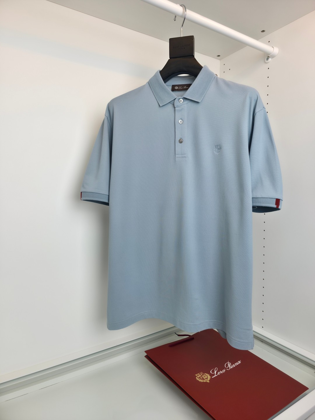 NO:817272,The highest version on the market, the girl will inspect the goods, trim the three marks on the threads, and ship the goods. You can post pictures and take videos. If you want quality or service, please add me on WeChat. We will not accept urgent orders. Lo*ro P*na Nuo u Pianya double mercerized POLO shirt, a classic hit in spring and summer 2026!  Recommended for quality control No sense of restraint Side seam splicing design Classic lapel SUPIMA Pima cotton POLO shirt Leisure sports Golf playing No sense of restraint during moderate exercise The neckline adopts 7CM collar The same type of lapel The upper body looks more youthful Rib splicing on both sides of the body forms a three-dimensional sense of space, slimmer, comfortable and more layered Look at the fabric Select high-quality SUPIMA Pima cotton to make the color beautiful and show quality and texture  The surface of the fabric has a three-dimensional texture. It has distinct layers. It is tight and strong. It feels soft but has bones. It is not easy to deform after being worn for a long time. [Color] Navy blue, light blue, orchid, khaki. [Number of yards] M-2XL. Try on 172-148 to wear L size, suitable for men.19860909市面最高版本小妹验货、修剪线头上三标、发货可发图及拍视频,要品质要服务的加我微信,不接急单. Lo*ro Pi*na诺 u翩雅 双丝光POLO衫,2026春夏 经典爆款 ！品质控推荐 毫无束缚感 侧缝拼接设计 经典翻领SUPIMA 匹马棉POLO衫 休闲运动 打高尔夫 适量运动时毫无束缚感 领口采用7CM领款 同类型的翻领 上身更显年轻感 衣身两侧 罗纹拼接 形成立体空间感 显瘦 舒适 也更有层次感 看面料 甄选优质SUPIMA 匹马棉 让色彩靓丽而显品质 质感 面料表面有立体的肌理感 层次分明 紧密结实 手感柔软中有筋骨 久穿不易变形特点【颜色】 藏青 浅蓝 彩兰 卡其【码数】M-2XL 试穿172-148穿L码合适,男装,,Women's clothing