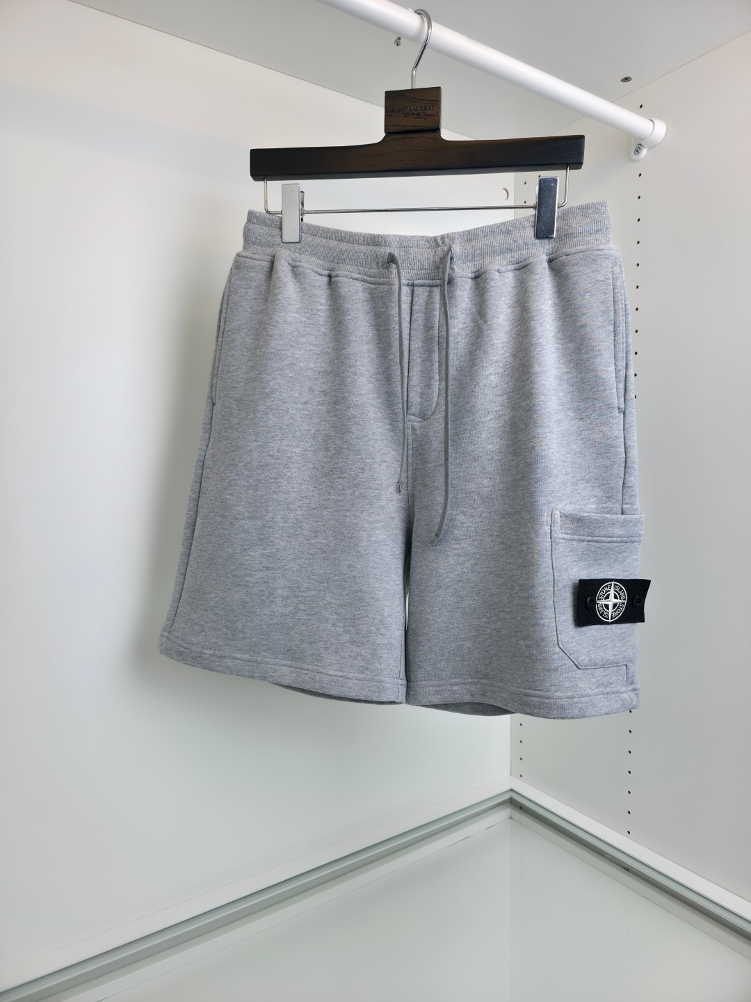 NO:822116,The highest version on the market, the girl will inspect the goods, trim the three marks on the threads, and deliver the goods. You can post pictures and take videos. If you want quality or service, please add me on WeChat. We will not accept urgent orders. STONILAND 2026 spring and summer mid-pants, recommended by old money and new money, recommended by quality control!  Produced by first-line OEM, classic casual pants that are a wardrobe must-have, look at the details. The embroidered and printed LOGO combination adds a sense of layering and functionality. The inner details are made of three needles. One-piece method. Flat and comfortable (generally factories use splicing and sewing). Fitted tailoring. Stiff and not soft. Smooth to avoid embarrassment. The fabric is supplied by first-line customers. The long-staple cotton elasticity also greatly improves the comfort of wearing. The surface has a warm luster. Seemingly simple design.  But it can give people a sense of luxury at first glance. The whole product is in order. Easy to match for leisure and vacation. Classic style [color] black gray [size] M-2XL. Try on 175 - waist size 2 feet 5, suitable for L, men's clothing,19860909市面最高版本小妹验货、修剪线头上三标、发货可发图及拍视频,要品质要服务的加我微信,不接急单. STONEILAND2026春夏中裤,老钱新贵推荐 品质控推荐！一线代工出品 衣橱必备经典款休闲中裤,看细节 刺绣加印刷的LOGO组合,添加层次感的同时 又有功能性 内里细节采用三本针 一片式做法 平整且舒适（一般工厂都是采用拼接车缝）合体的剪裁 挺括不软榻 顺滑 避免尴尬 面料采用 一线客供料 长绒棉弹力也大大提升的穿着的舒适性 表面有温润的光泽感 看似简约的设计 却能给人一眼贵之感 全品相订单 休闲度假 好搭配 经典款【颜色】黑色 灰色【码数】M-2XL 试穿175-腰围2尺5穿L合适,男装,,Women's clothing