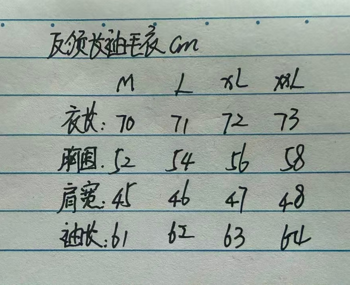 PRAD*2026羊绒翻领POLO衫，雅痞绅士老钱们强烈推荐 经典三粒扣羊绒羊毛POLO衫，经典款式防风保暖，胸口log