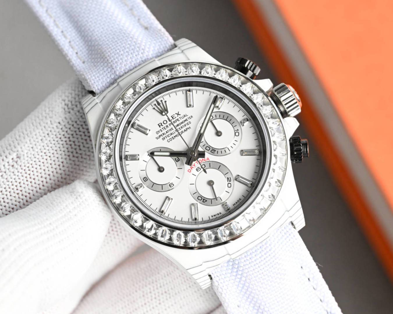 NO:394197,HEH carbon fiber Diw modified custom version ① Dandong movement, hollow 4802 movement The diameter of the watch is 40MM, the same size as the ordinary Ditona. The whole watch weighs about 50 grams, ③ The case is made of imported composite carbon fiber material, and the carbon fiber is a new material, with a color that is never out of date black and white, yellow, and the overall pattern is very elegant and luxurious. The carbon fiber is soft on the outside and hard on the inside, the mass is lighter than metal aluminum, but the strength is higher than steel, and it is corrosion-resistant. The case texture is varied, and each carbon fiber watch will show different patterns due to different cutting methods, becoming a unique existence. ④ The strap is a Velcro design, imported nylon on the front, cowhide on the back, and the buckle is also carbon fiber.,, cowhide19860909HEH碳纤维Diw改装定制版 ①机芯丹东机芯,镂空4802机芯 腕表直径为40MM,和普通的迪通拿尺寸都一样.整表重约50克, ③表壳整体采用进口复合碳纤维材质,碳钎维材质是一种新型材料,颜色为永不过时的黑色和白色,黄色,整体的纹路十分典雅、奢华.碳纤维外柔内刚,质量比金属铝轻,强度却高于钢铁,并且具有耐腐蚀.表壳纹理多变,并且每一枚碳纤维腕表会因切割方式有别而展现出不同的纹路,成为独一无二的存在. ④表带是魔术贴的设计,正面进口尼龙材质,背面牛皮材质,表扣材质同样为碳纤维.,,cowhide,Watch