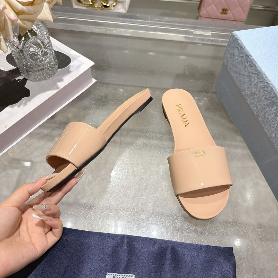 Prada 2026/PRADA最新款一字拖鞋