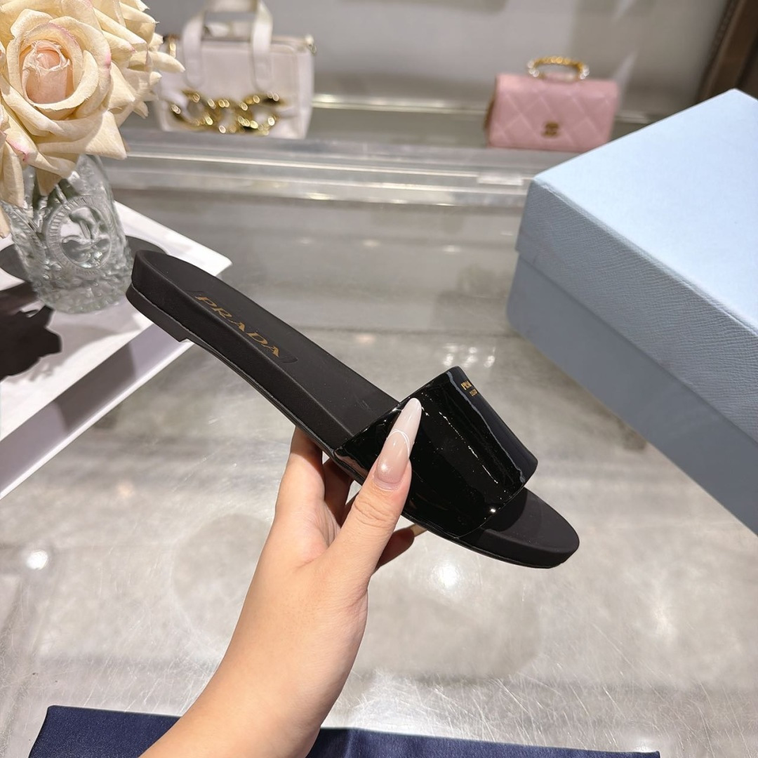 Prada 2026/PRADA最新款一字拖鞋