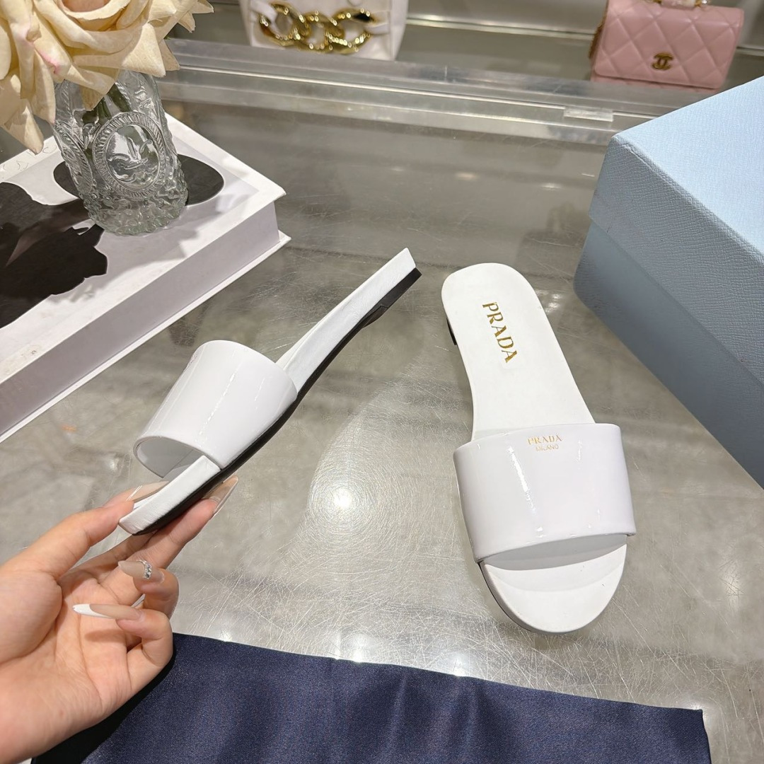Prada 2026/PRADA最新款一字拖鞋