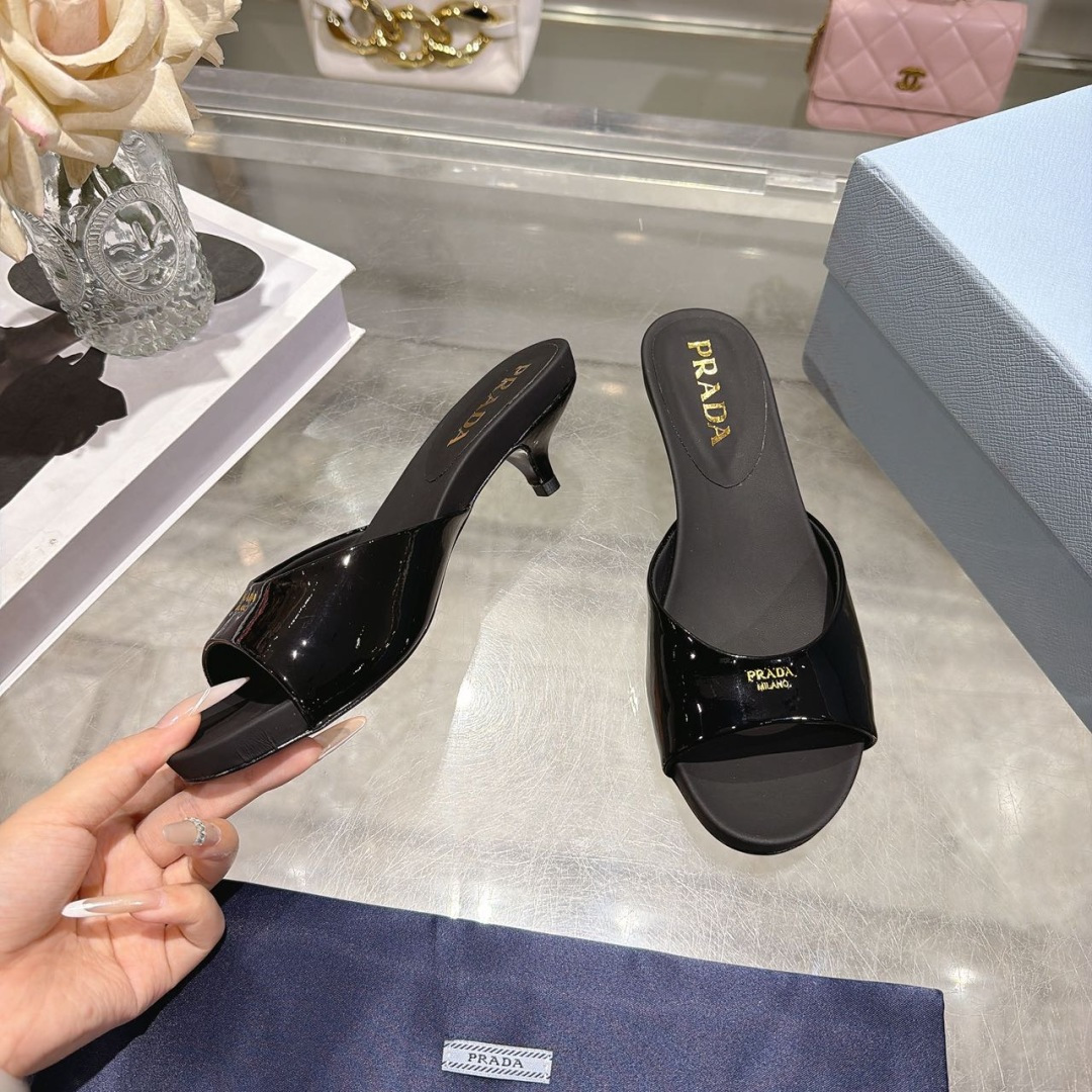 NO:819933,2026/PRADA’s latest slip-on slippers, P cost-effective version, made of super soft cow patent leather, with a genuine leather outsole, the heel height is just 4CM, the thin strap sandals are the pinnacle of summer fashion, size 35-40M standard size (41 customized, non-returnable) 5 colors, with standard packaging, slippers, prada, slippers, Leather soles198609092026/PRADA最新款一字拖鞋, P 性价比版本 采用超软牛漆皮,大底配上了真皮大底,跟高刚刚好4CM,细带凉拖简直夏天时髦巅峰 码数35-40M标准码（41定做不退换） 5个颜色 配标准包装,拖鞋,prada,slippers,Leather soles,Women's Shoes