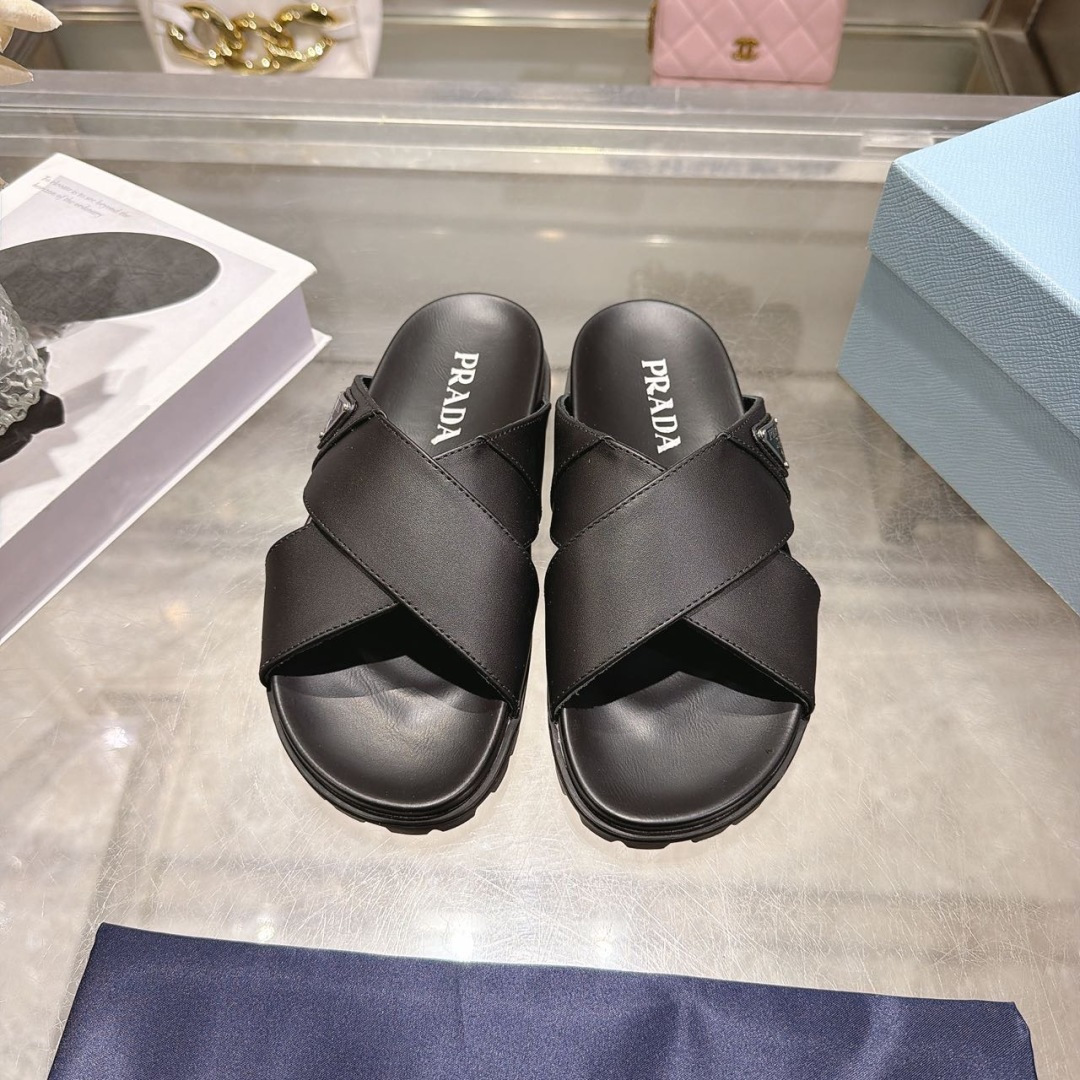 NO:819975,2026/PRADA Pprada Prada Spring and Summer Love Lazy Slippers Classic upgrade, comfort and fashion coexist, designed to match different styles, retro fashionable thick-soled casual sandals!  Made of soft calf leather, with Prada logo on the side. Excellent grip, stable and comfortable, round toe, slingback straps, logo leather insole, thick zigzag rubber sole. Sole rubber fabric, first layer of cowhide and lining of sheepskin, 2 colors, code number 35-40, (customized size 41), slippers, prada, prada, sandals, slippers, cowhide, sheepskin198609092026/PRADA PPrada 普拉达春夏情懒人拖鞋 经典升级 舒适度与时髦度并存 ,设计搭配不同风格需求复古时尚增高厚底休闲凉鞋！以柔软的小牛皮革制成,侧边饰Prada 普拉达标识.抓地性优越,平稳舒适,圆头露趾, 露跟袢带 logo皮质鞋垫 厚底锯齿形橡胶厚底. 鞋底橡胶面料头层牛皮内里羊皮 2色 码数35-40,（41码定制）,拖鞋,prada,prada,sandals,slippers,cowhide,sheepskin,Women's Shoes