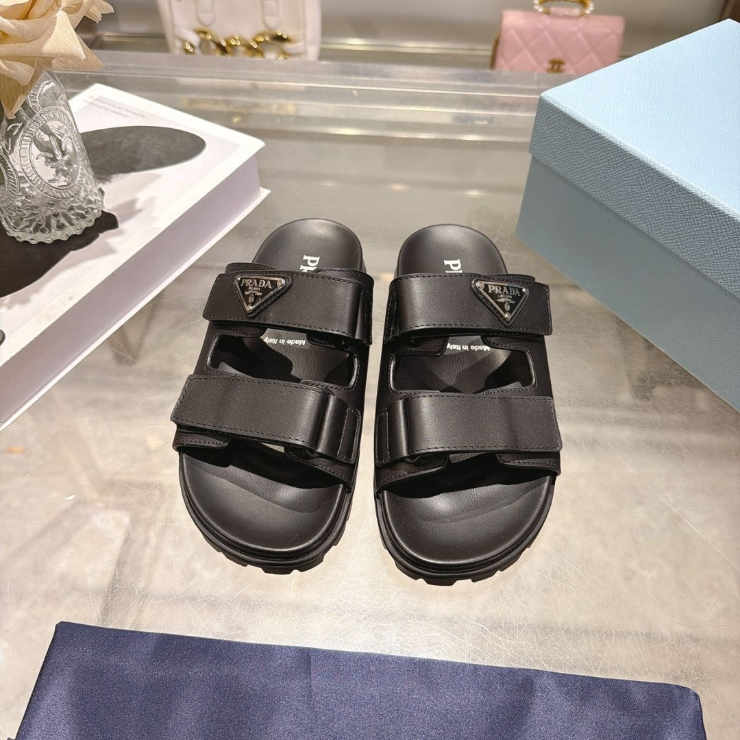 NO:819983,2026/PRADA Pprada Prada spring and summer love lazy slippers, classic upgrades, comfort and fashion coexist, designed to match different style needs, retro fashionable thick-soled casual Velcro sandals!  Made of soft calf leather with Prada logo on the side. It has H-shaped stripes for excellent traction, smooth and comfortable, round toe and open toe, Velcro on the front, slingback straps, logo leather insole, thick zigzag rubber platform sole. Rubber sole, first layer cowhide leather lining, 2 colors  Size 35-40, (customized size 41), slippers, prada, prada, sandals, slippers, cowhide, sheepskin198609092026/PRADA PPrada 普拉达春夏情懒人拖鞋 经典升级 舒适度与时髦度并存 ,设计搭配不同风格需求复古时尚增高厚底休闲魔术贴凉鞋！以柔软的小牛皮革制成,侧边饰Prada 普拉达标识.设有H形条痕,抓地性优越,平稳舒适,圆头露趾, 正面饰有魔术贴, 露跟袢带 logo皮质鞋垫 厚底锯齿形橡胶厚底. 鞋底橡胶面料头层牛皮内里羊皮 2色 码数35-40,（41码定制）,拖鞋,prada,prada,sandals,slippers,cowhide,sheepskin,Women's Shoes