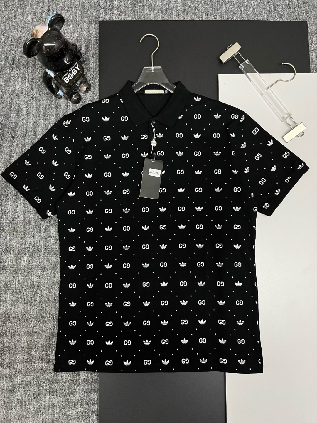 GUCCI 古驰阿迪联名新款满印Polo衫 原版面料 官方同款 采用210克丝光珠地棉，定制 同缸染面料 手感非常舒服爽滑 版型挺阔有型 一线品牌代工厂出品 进口康莉直喷印花机 印花质感十足 衣领袖口罗纹采用进口纱线织造 久穿不变形 春夏…