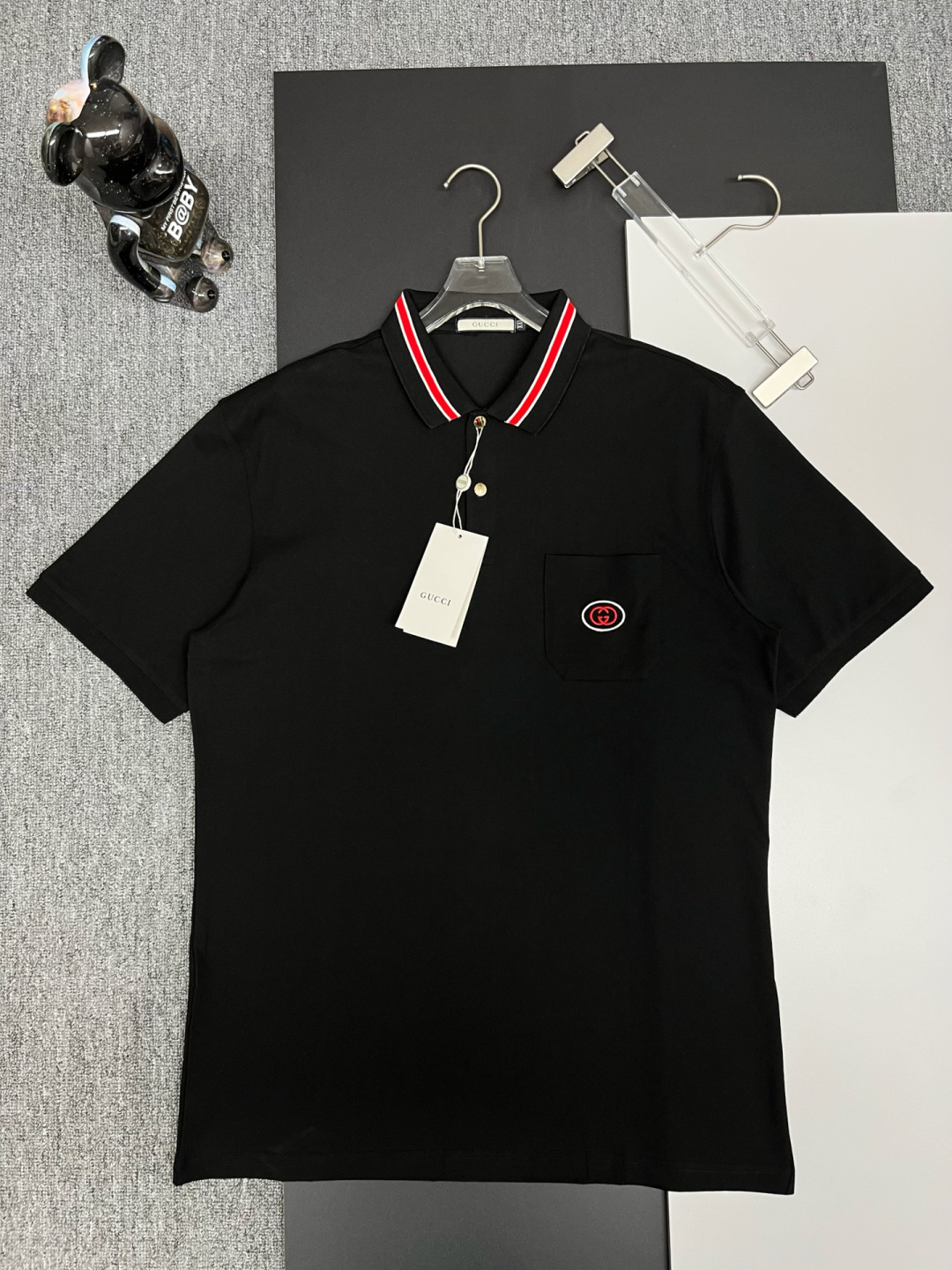 GUCCⅠ 古驰 口袋刺绣新款Polo衫 原版面料 原版订制辅料 官方同款 采用210克丝光珠地棉，定制 同缸染面料 手感非常舒服爽滑 版型挺阔有型 一线品牌代工厂出品 进口百灵达刺绣机器 刺绣饱满有质感 衣领袖口罗纹采用进口纱线织造 久…