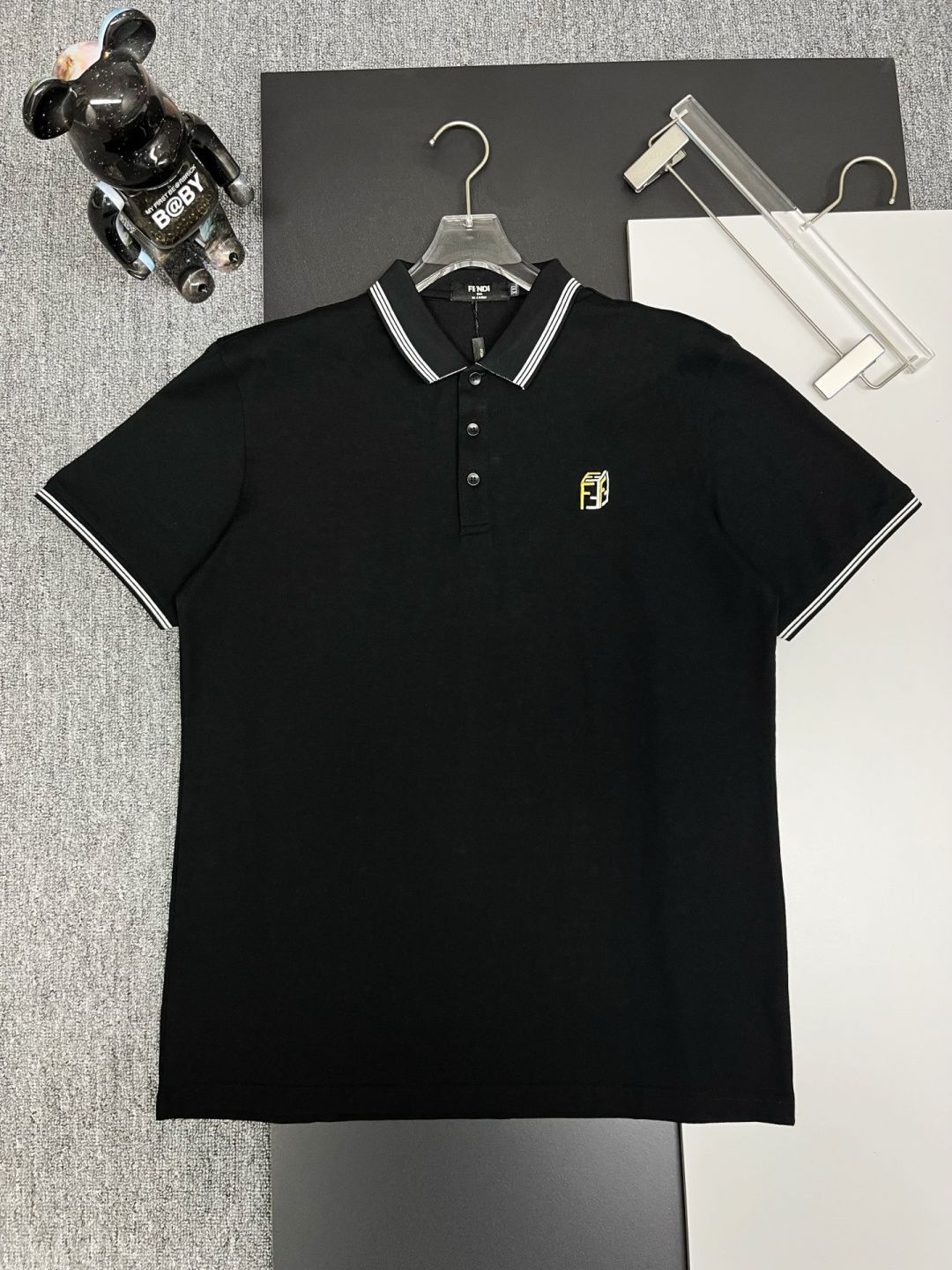 FENDI 芬迪 刺绣新款Polo衫 原版面料 官方同款 采用210克丝光珠地棉，定制 同缸染面料 手感非常舒服爽滑 版型挺阔有型 一线品牌代工厂出品 进口百灵达刺绣机器 刺绣饱满有质感 衣领袖口罗纹采用进口纱线织造 …