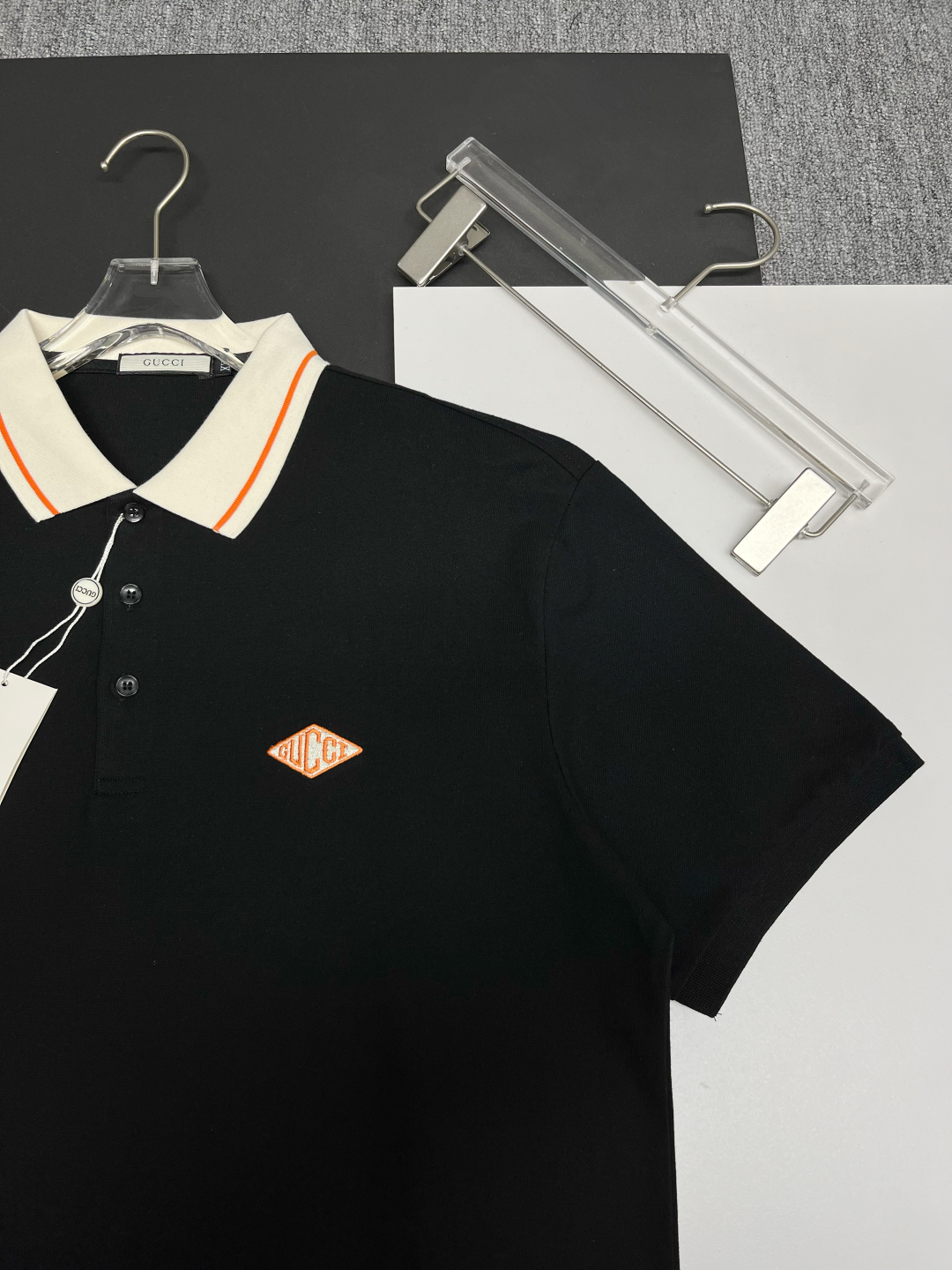 P120
  GUCCⅠ 古驰 刺绣新款Polo衫
原版面料 原版订制辅料 官方同款 
采用210克丝光珠地棉，定制 同缸染面料  手感非常舒服爽滑  版型挺阔有型 
一线品牌代工厂出品 进口百灵达刺绣机器 刺绣饱满有质感
衣领袖口罗纹采用进口纱线织造 久穿不变形
春夏最新款式  时尚又个性  超级百搭好看的一款                
男女都非常合适  人手必备款 
颜色: 黑色 粉色 蓝色
尺码：M-3XL