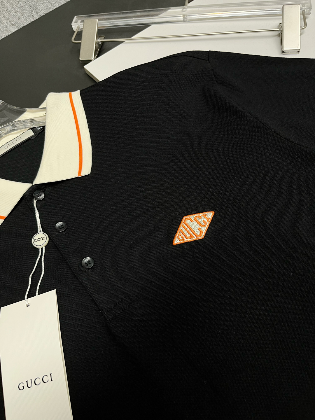P120
  GUCCⅠ 古驰 刺绣新款Polo衫
原版面料 原版订制辅料 官方同款 
采用210克丝光珠地棉，定制 同缸染面料  手感非常舒服爽滑  版型挺阔有型 
一线品牌代工厂出品 进口百灵达刺绣机器 刺绣饱满有质感
衣领袖口罗纹采用进口纱线织造 久穿不变形
春夏最新款式  时尚又个性  超级百搭好看的一款                
男女都非常合适  人手必备款 
颜色: 黑色 粉色 蓝色
尺码：M-3XL