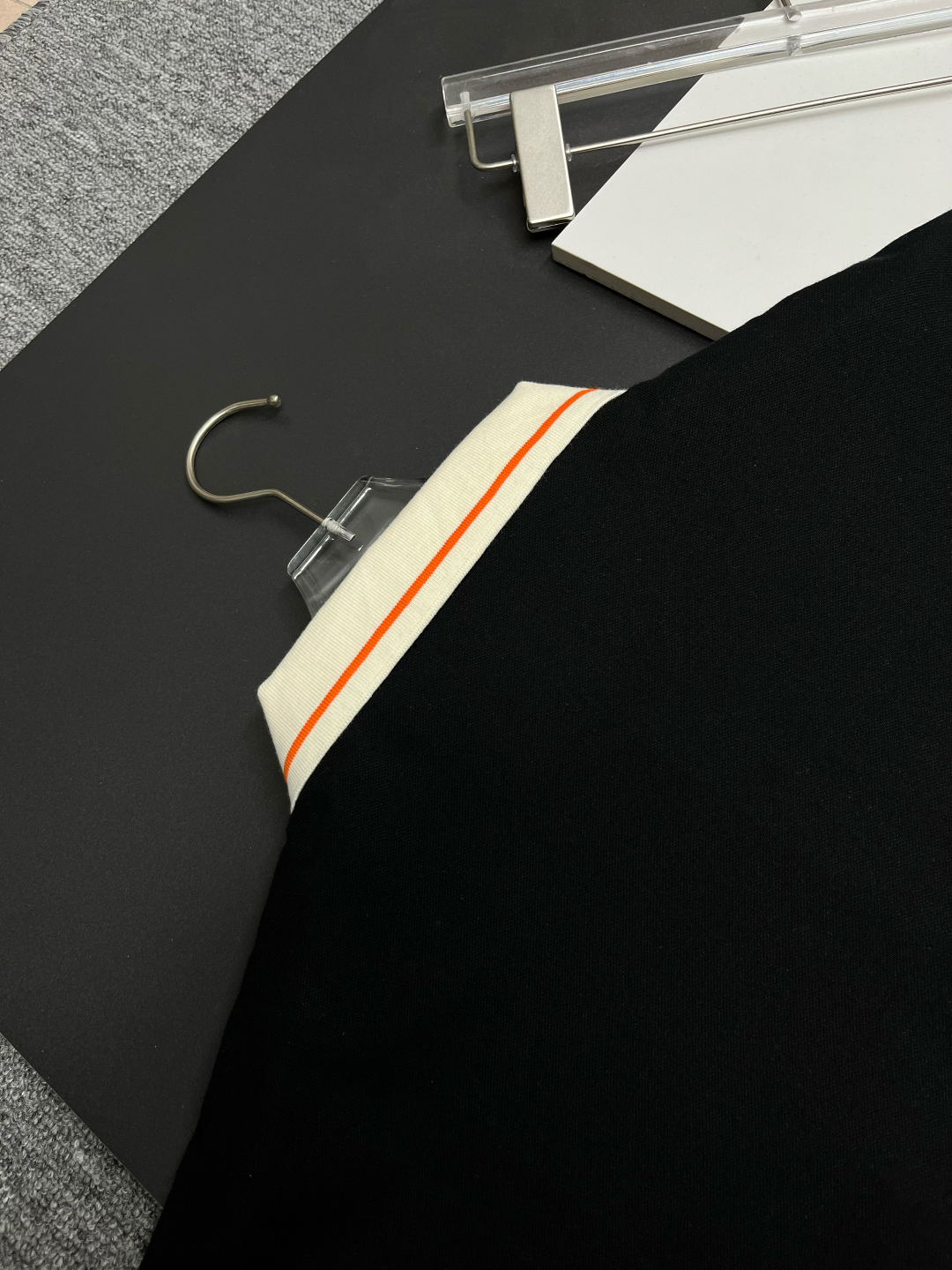 P120
  GUCCⅠ 古驰 刺绣新款Polo衫
原版面料 原版订制辅料 官方同款 
采用210克丝光珠地棉，定制 同缸染面料  手感非常舒服爽滑  版型挺阔有型 
一线品牌代工厂出品 进口百灵达刺绣机器 刺绣饱满有质感
衣领袖口罗纹采用进口纱线织造 久穿不变形
春夏最新款式  时尚又个性  超级百搭好看的一款                
男女都非常合适  人手必备款 
颜色: 黑色 粉色 蓝色
尺码：M-3XL