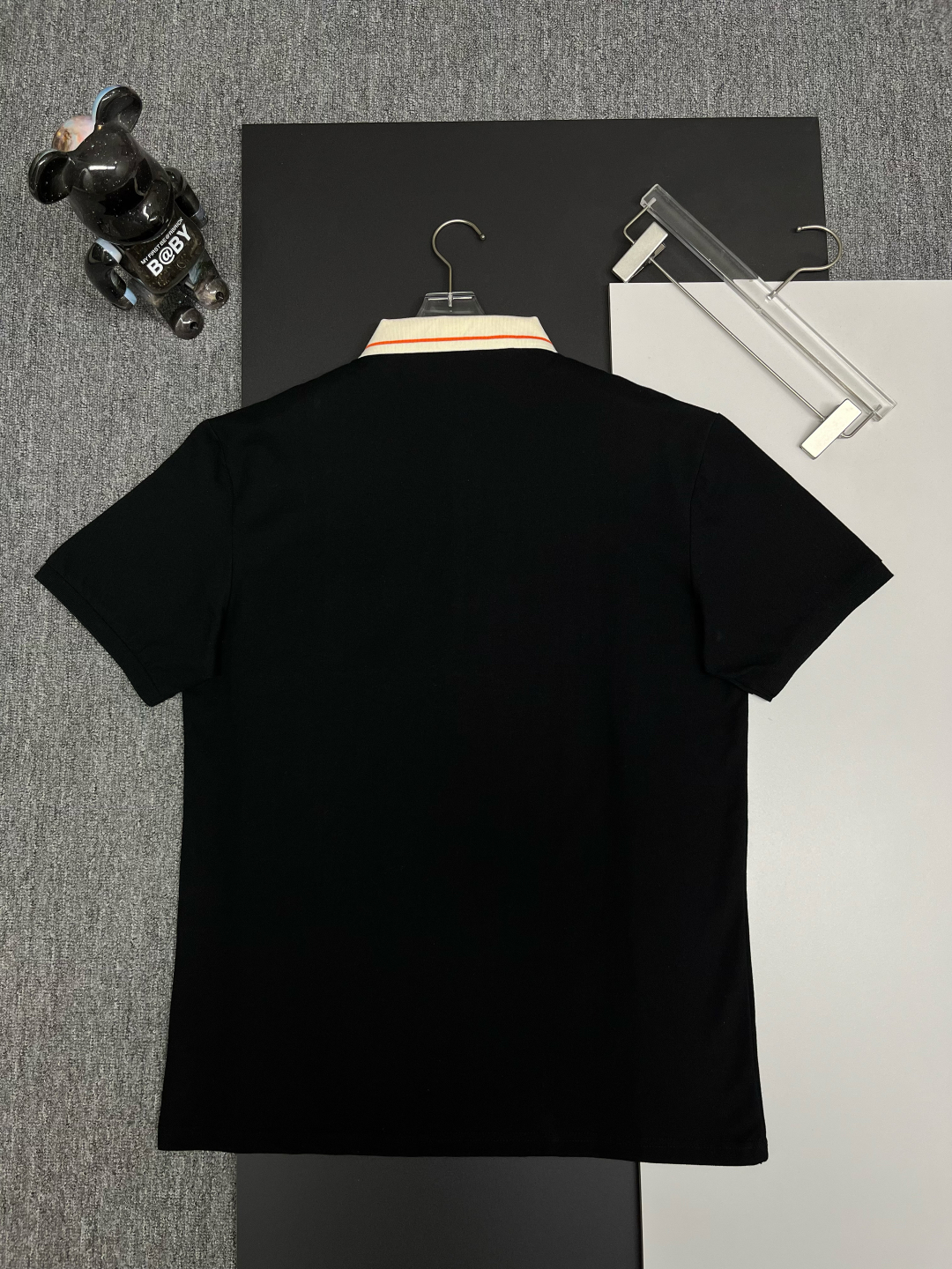 P120
  GUCCⅠ 古驰 刺绣新款Polo衫
原版面料 原版订制辅料 官方同款 
采用210克丝光珠地棉，定制 同缸染面料  手感非常舒服爽滑  版型挺阔有型 
一线品牌代工厂出品 进口百灵达刺绣机器 刺绣饱满有质感
衣领袖口罗纹采用进口纱线织造 久穿不变形
春夏最新款式  时尚又个性  超级百搭好看的一款                
男女都非常合适  人手必备款 
颜色: 黑色 粉色 蓝色
尺码：M-3XL