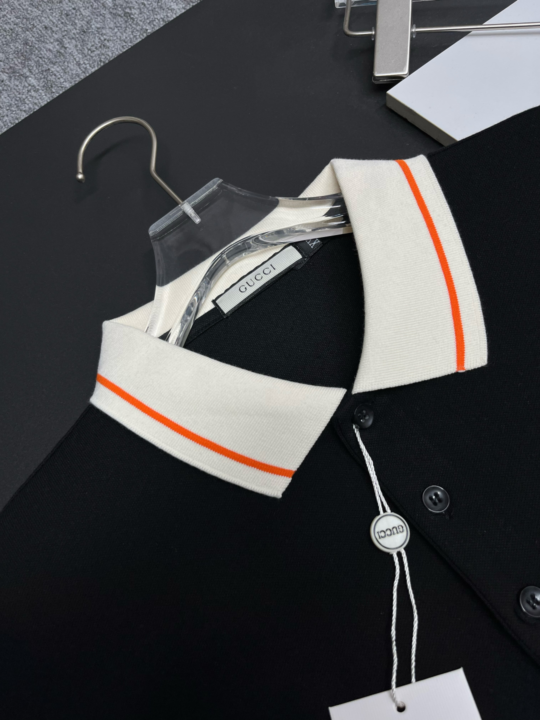 P120
  GUCCⅠ 古驰 刺绣新款Polo衫
原版面料 原版订制辅料 官方同款 
采用210克丝光珠地棉，定制 同缸染面料  手感非常舒服爽滑  版型挺阔有型 
一线品牌代工厂出品 进口百灵达刺绣机器 刺绣饱满有质感
衣领袖口罗纹采用进口纱线织造 久穿不变形
春夏最新款式  时尚又个性  超级百搭好看的一款                
男女都非常合适  人手必备款 
颜色: 黑色 粉色 蓝色
尺码：M-3XL