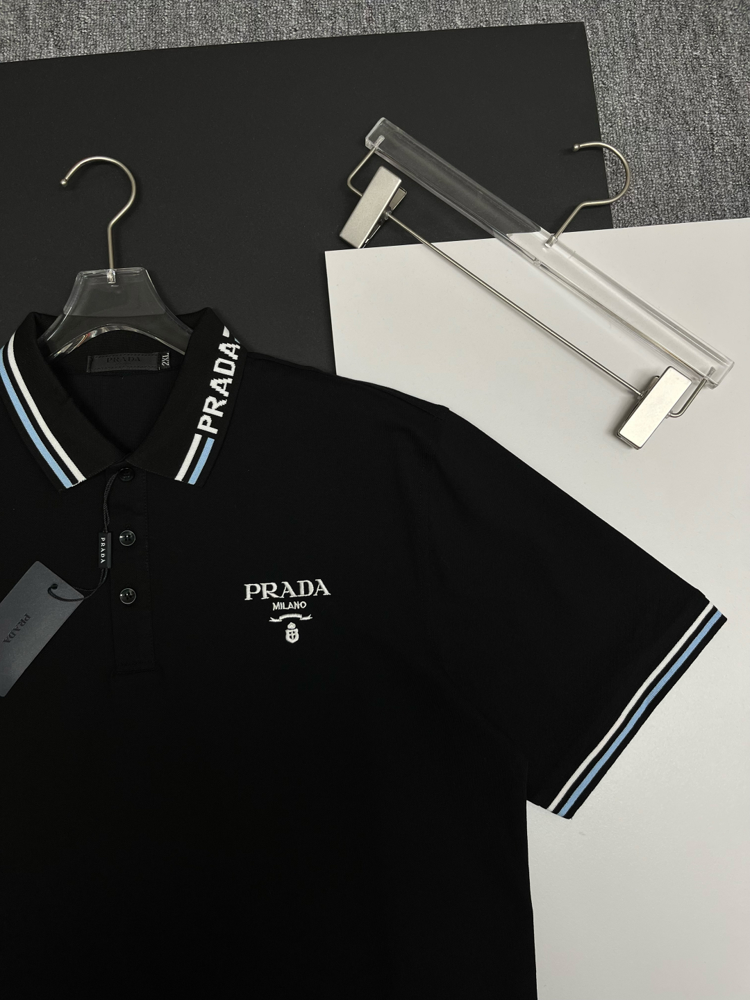P120
  PRADA 普拉达  刺绣新款Polo衫
原版面料 原版订制辅料 官方同款 
采用210克丝光珠地面料，定制 同缸染面料  手感非常舒服爽滑  版型挺阔有型 
一线品牌代工厂出品 进口百灵达刺绣机器 刺绣饱满有质感
衣领袖口罗纹采用进口纱线织造 久穿不变形
春夏最新款式  时尚又个性  超级百搭好看的一款                
男女都非常合适  人手必备款 
颜色: 黑色 白色 彩蓝
尺码：M-3XL