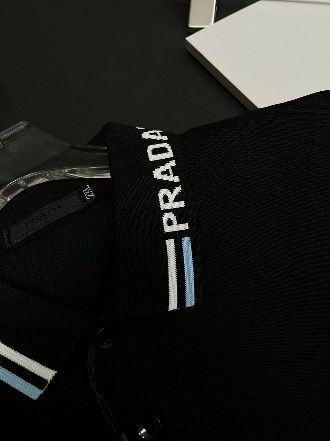 P120
  PRADA 普拉达  刺绣新款Polo衫
原版面料 原版订制辅料 官方同款 
采用210克丝光珠地面料，定制 同缸染面料  手感非常舒服爽滑  版型挺阔有型 
一线品牌代工厂出品 进口百灵达刺绣机器 刺绣饱满有质感
衣领袖口罗纹采用进口纱线织造 久穿不变形
春夏最新款式  时尚又个性  超级百搭好看的一款                
男女都非常合适  人手必备款 
颜色: 黑色 白色 彩蓝
尺码：M-3XL
