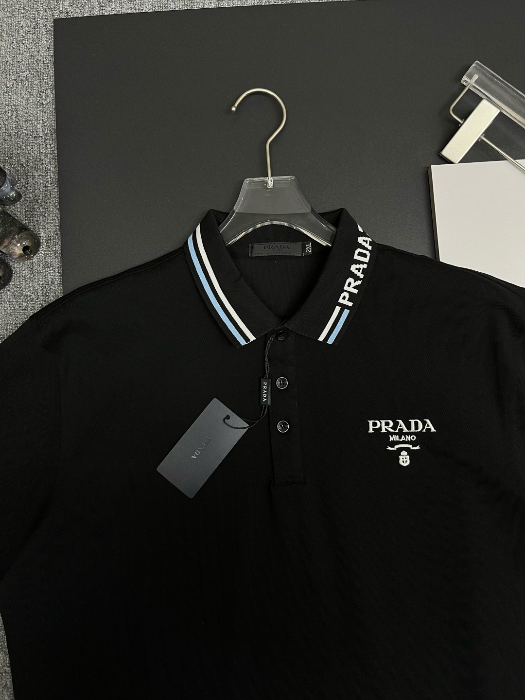 P120
  PRADA 普拉达  刺绣新款Polo衫
原版面料 原版订制辅料 官方同款 
采用210克丝光珠地面料，定制 同缸染面料  手感非常舒服爽滑  版型挺阔有型 
一线品牌代工厂出品 进口百灵达刺绣机器 刺绣饱满有质感
衣领袖口罗纹采用进口纱线织造 久穿不变形
春夏最新款式  时尚又个性  超级百搭好看的一款                
男女都非常合适  人手必备款 
颜色: 黑色 白色 彩蓝
尺码：M-3XL