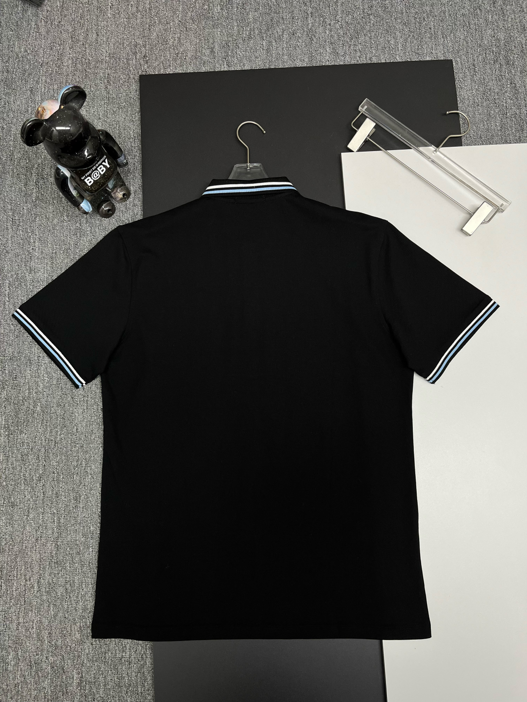 P120
  PRADA 普拉达  刺绣新款Polo衫
原版面料 原版订制辅料 官方同款 
采用210克丝光珠地面料，定制 同缸染面料  手感非常舒服爽滑  版型挺阔有型 
一线品牌代工厂出品 进口百灵达刺绣机器 刺绣饱满有质感
衣领袖口罗纹采用进口纱线织造 久穿不变形
春夏最新款式  时尚又个性  超级百搭好看的一款                
男女都非常合适  人手必备款 
颜色: 黑色 白色 彩蓝
尺码：M-3XL