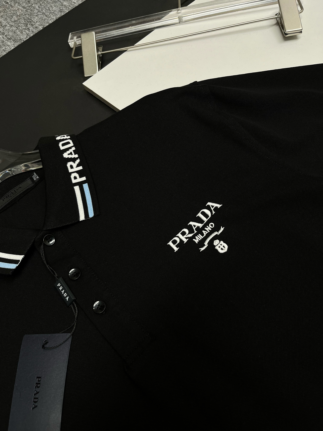 P120
  PRADA 普拉达  刺绣新款Polo衫
原版面料 原版订制辅料 官方同款 
采用210克丝光珠地面料，定制 同缸染面料  手感非常舒服爽滑  版型挺阔有型 
一线品牌代工厂出品 进口百灵达刺绣机器 刺绣饱满有质感
衣领袖口罗纹采用进口纱线织造 久穿不变形
春夏最新款式  时尚又个性  超级百搭好看的一款                
男女都非常合适  人手必备款 
颜色: 黑色 白色 彩蓝
尺码：M-3XL