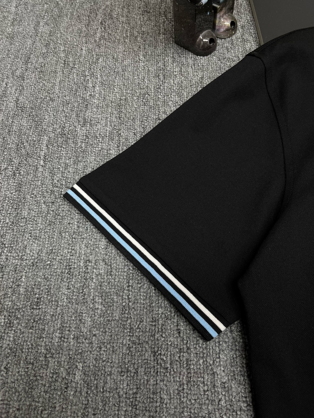 P120
  PRADA 普拉达  刺绣新款Polo衫
原版面料 原版订制辅料 官方同款 
采用210克丝光珠地面料，定制 同缸染面料  手感非常舒服爽滑  版型挺阔有型 
一线品牌代工厂出品 进口百灵达刺绣机器 刺绣饱满有质感
衣领袖口罗纹采用进口纱线织造 久穿不变形
春夏最新款式  时尚又个性  超级百搭好看的一款                
男女都非常合适  人手必备款 
颜色: 黑色 白色 彩蓝
尺码：M-3XL