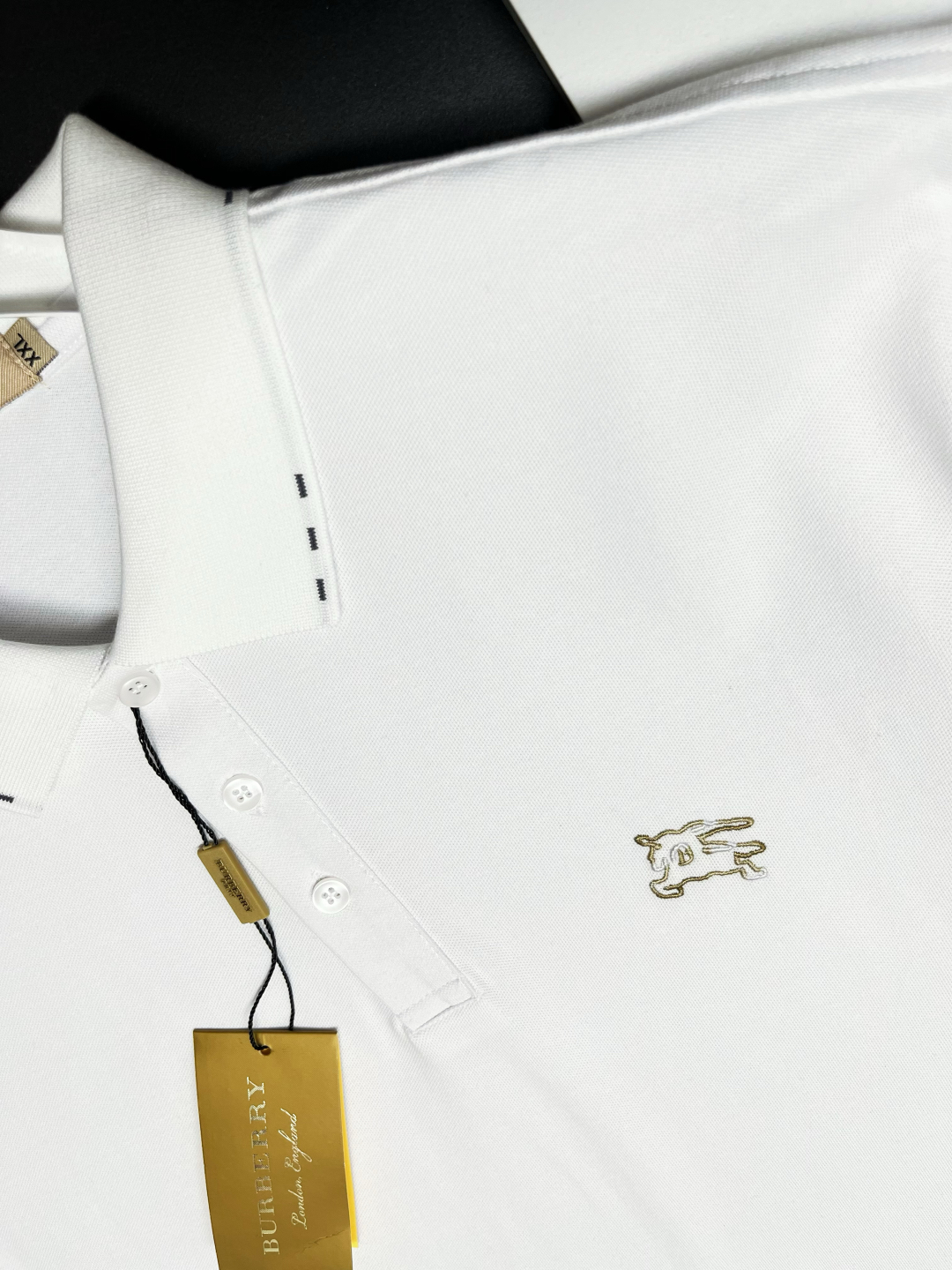 P120
  BURBERRY 巴宝莉 战马刺绣新款Polo衫
原版面料 官方同款 
采用210克丝光珠地棉，定制 同缸染面料  手感非常舒服爽滑  版型挺阔有型 
一线品牌代工厂出品 进口百灵达刺绣机器 刺绣饱满有质感
衣领袖口罗纹采用进口纱线织造 久穿不变形
春夏最新款式  时尚又个性  超级百搭好看的一款                
男女都非常合适  人手必备款 
颜色: 黑色 白色 杏色
尺码：M-3XL