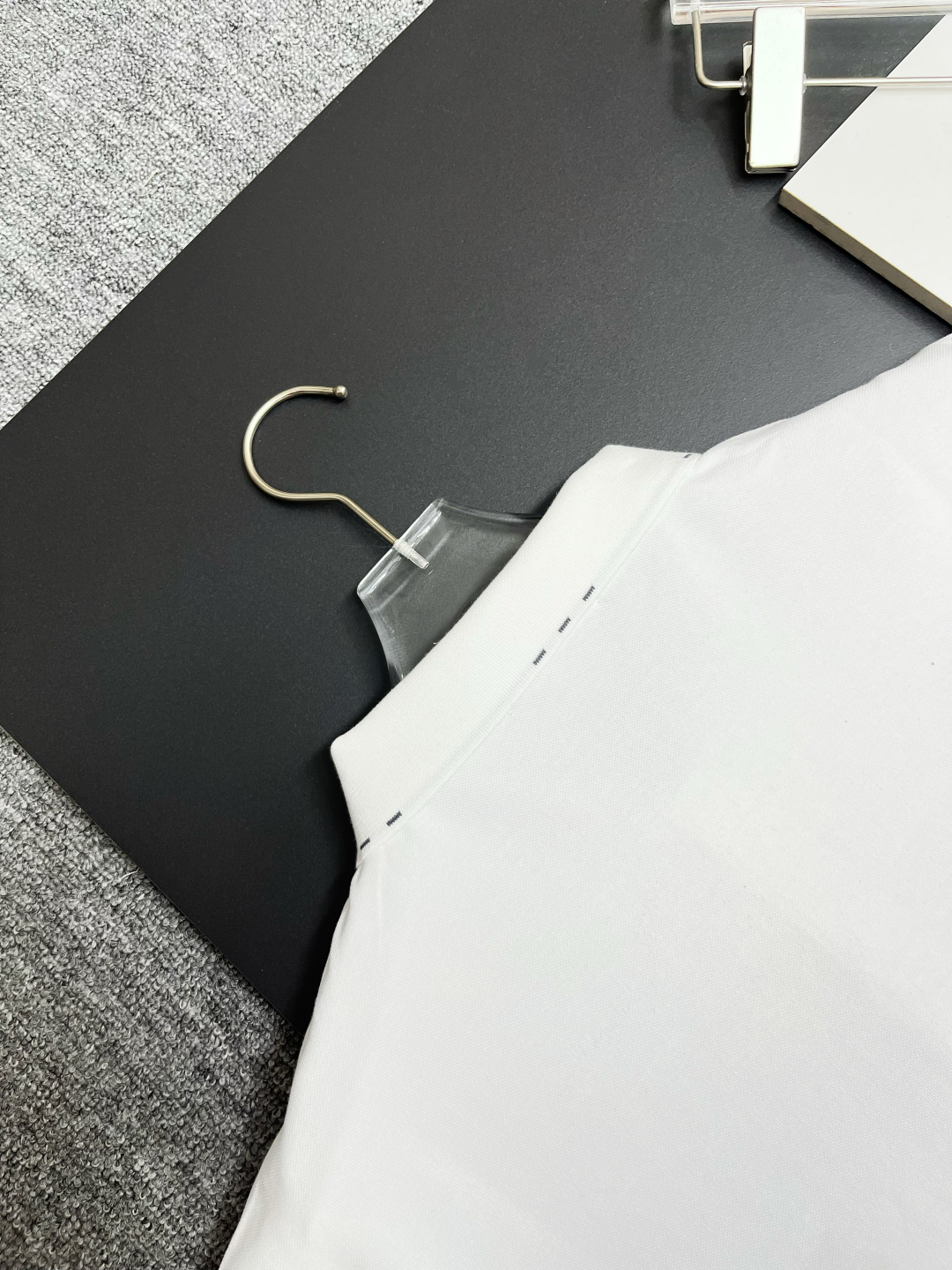 P120
  BURBERRY 巴宝莉 战马刺绣新款Polo衫
原版面料 官方同款 
采用210克丝光珠地棉，定制 同缸染面料  手感非常舒服爽滑  版型挺阔有型 
一线品牌代工厂出品 进口百灵达刺绣机器 刺绣饱满有质感
衣领袖口罗纹采用进口纱线织造 久穿不变形
春夏最新款式  时尚又个性  超级百搭好看的一款                
男女都非常合适  人手必备款 
颜色: 黑色 白色 杏色
尺码：M-3XL