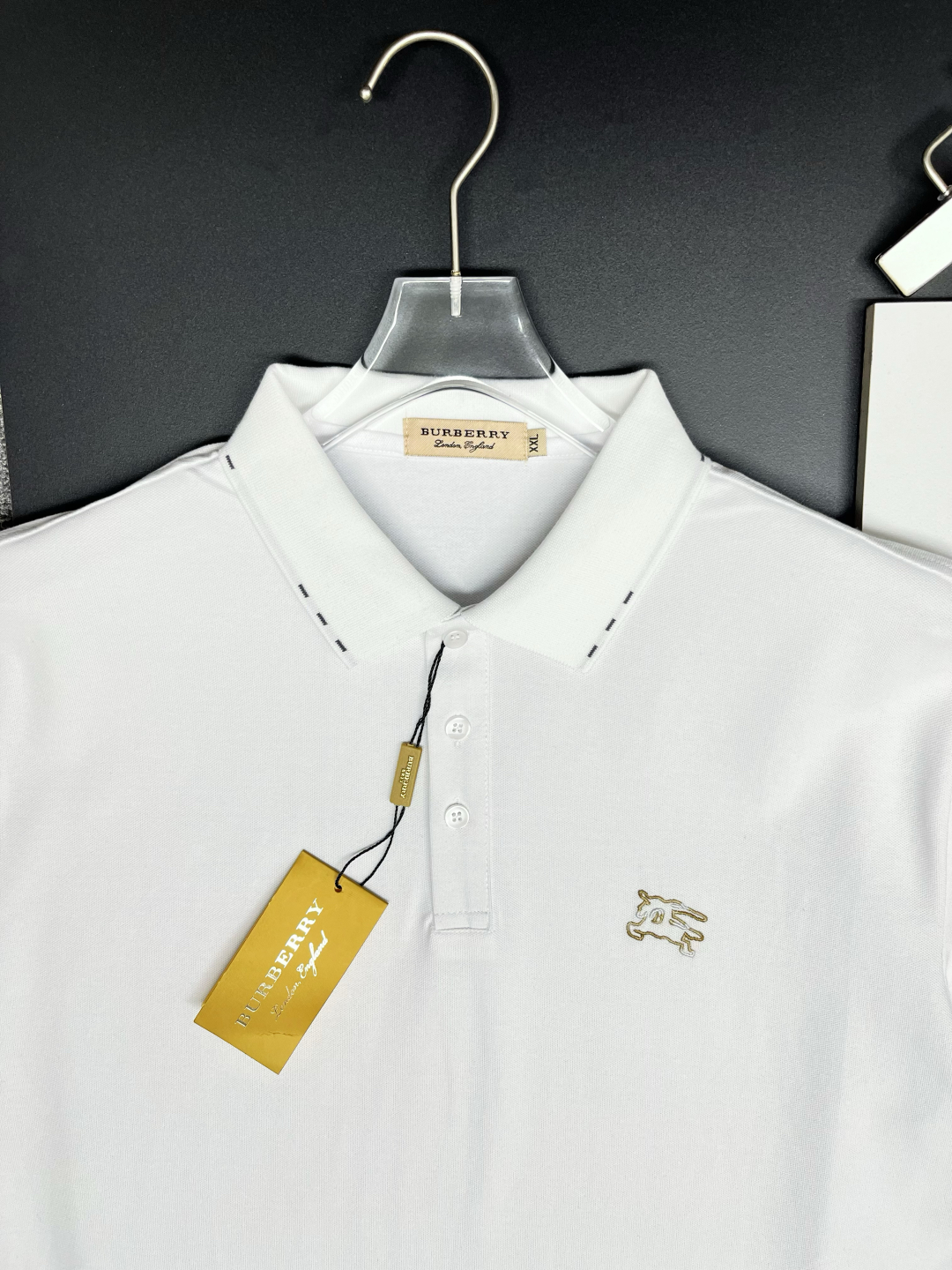 P120
  BURBERRY 巴宝莉 战马刺绣新款Polo衫
原版面料 官方同款 
采用210克丝光珠地棉，定制 同缸染面料  手感非常舒服爽滑  版型挺阔有型 
一线品牌代工厂出品 进口百灵达刺绣机器 刺绣饱满有质感
衣领袖口罗纹采用进口纱线织造 久穿不变形
春夏最新款式  时尚又个性  超级百搭好看的一款                
男女都非常合适  人手必备款 
颜色: 黑色 白色 杏色
尺码：M-3XL