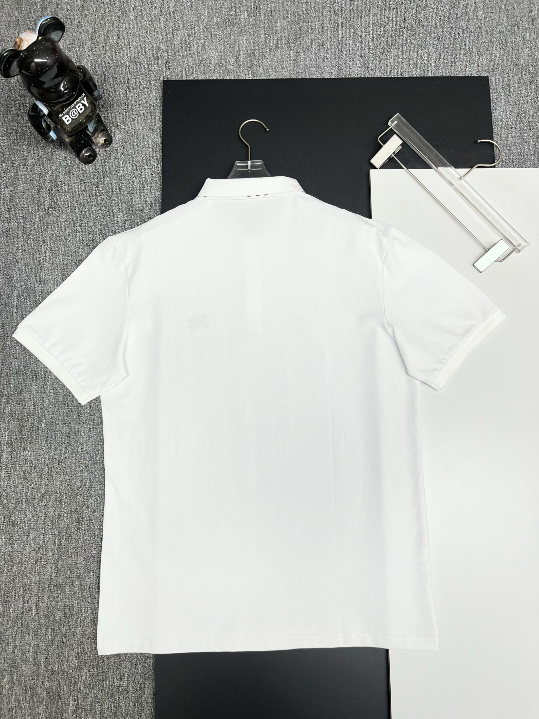 P120
  BURBERRY 巴宝莉 战马刺绣新款Polo衫
原版面料 官方同款 
采用210克丝光珠地棉，定制 同缸染面料  手感非常舒服爽滑  版型挺阔有型 
一线品牌代工厂出品 进口百灵达刺绣机器 刺绣饱满有质感
衣领袖口罗纹采用进口纱线织造 久穿不变形
春夏最新款式  时尚又个性  超级百搭好看的一款                
男女都非常合适  人手必备款 
颜色: 黑色 白色 杏色
尺码：M-3XL