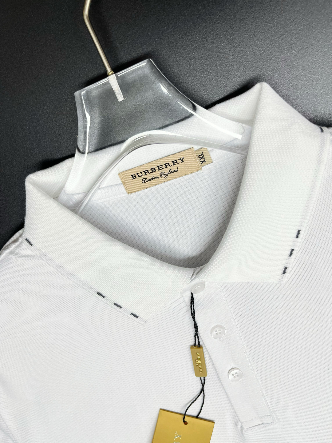 P120
  BURBERRY 巴宝莉 战马刺绣新款Polo衫
原版面料 官方同款 
采用210克丝光珠地棉，定制 同缸染面料  手感非常舒服爽滑  版型挺阔有型 
一线品牌代工厂出品 进口百灵达刺绣机器 刺绣饱满有质感
衣领袖口罗纹采用进口纱线织造 久穿不变形
春夏最新款式  时尚又个性  超级百搭好看的一款                
男女都非常合适  人手必备款 
颜色: 黑色 白色 杏色
尺码：M-3XL