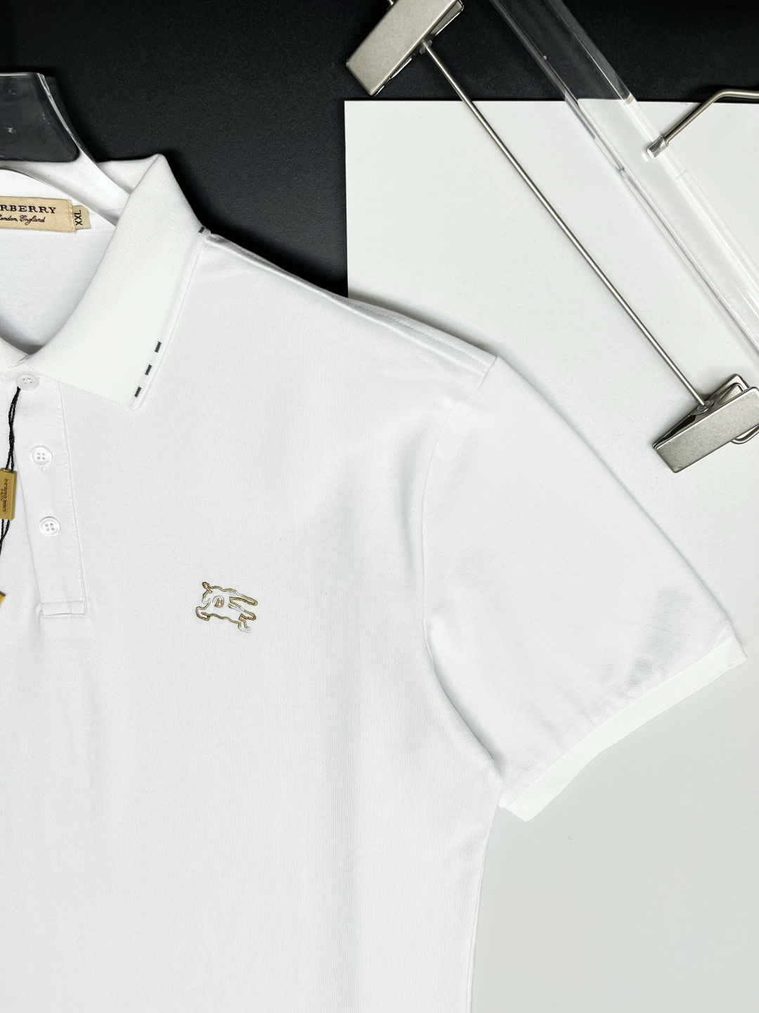 P120
  BURBERRY 巴宝莉 战马刺绣新款Polo衫
原版面料 官方同款 
采用210克丝光珠地棉，定制 同缸染面料  手感非常舒服爽滑  版型挺阔有型 
一线品牌代工厂出品 进口百灵达刺绣机器 刺绣饱满有质感
衣领袖口罗纹采用进口纱线织造 久穿不变形
春夏最新款式  时尚又个性  超级百搭好看的一款                
男女都非常合适  人手必备款 
颜色: 黑色 白色 杏色
尺码：M-3XL