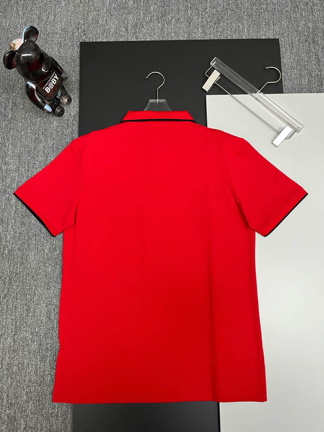P120
  PRADA 普拉达  V领刺绣新款Polo衫
原版面料 原版订制辅料 官方同款 
采用210克丝光珠地面料，定制 同缸染面料  手感非常舒服爽滑  版型挺阔有型 
一线品牌代工厂出品 进口百灵达刺绣机器 刺绣饱满有质感
衣领袖口罗纹采用进口纱线织造 久穿不变形
春夏最新款式  时尚又个性  超级百搭好看的一款                
男女都非常合适  人手必备款 
颜色: 黑色 白色 红色
尺码：M-3XL